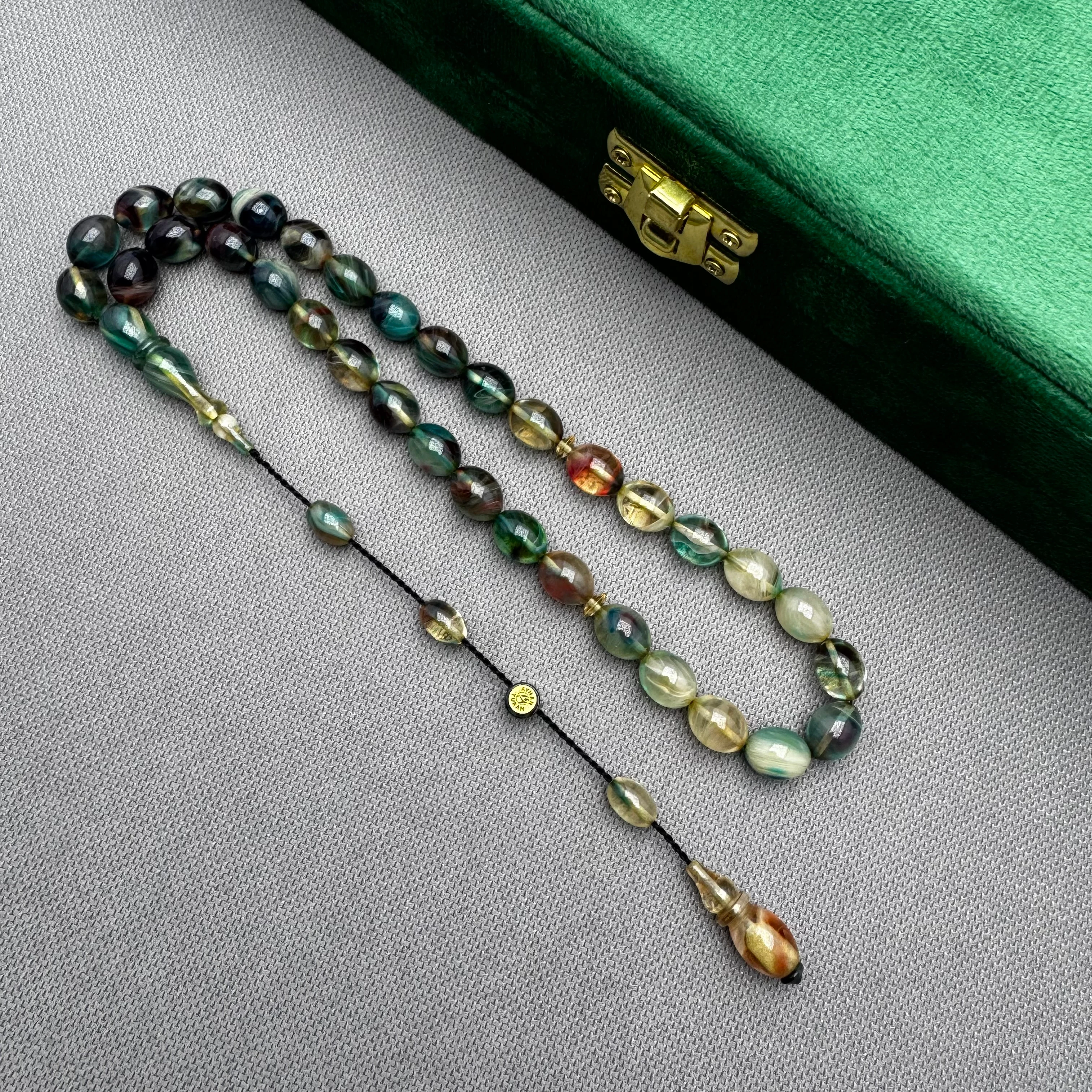 Ayhan TURAN Usta İşçilikli Yeşil Renk Süzmesi Yoğun Hareli Beyzi Kesim Ateş Kehribar Tespih