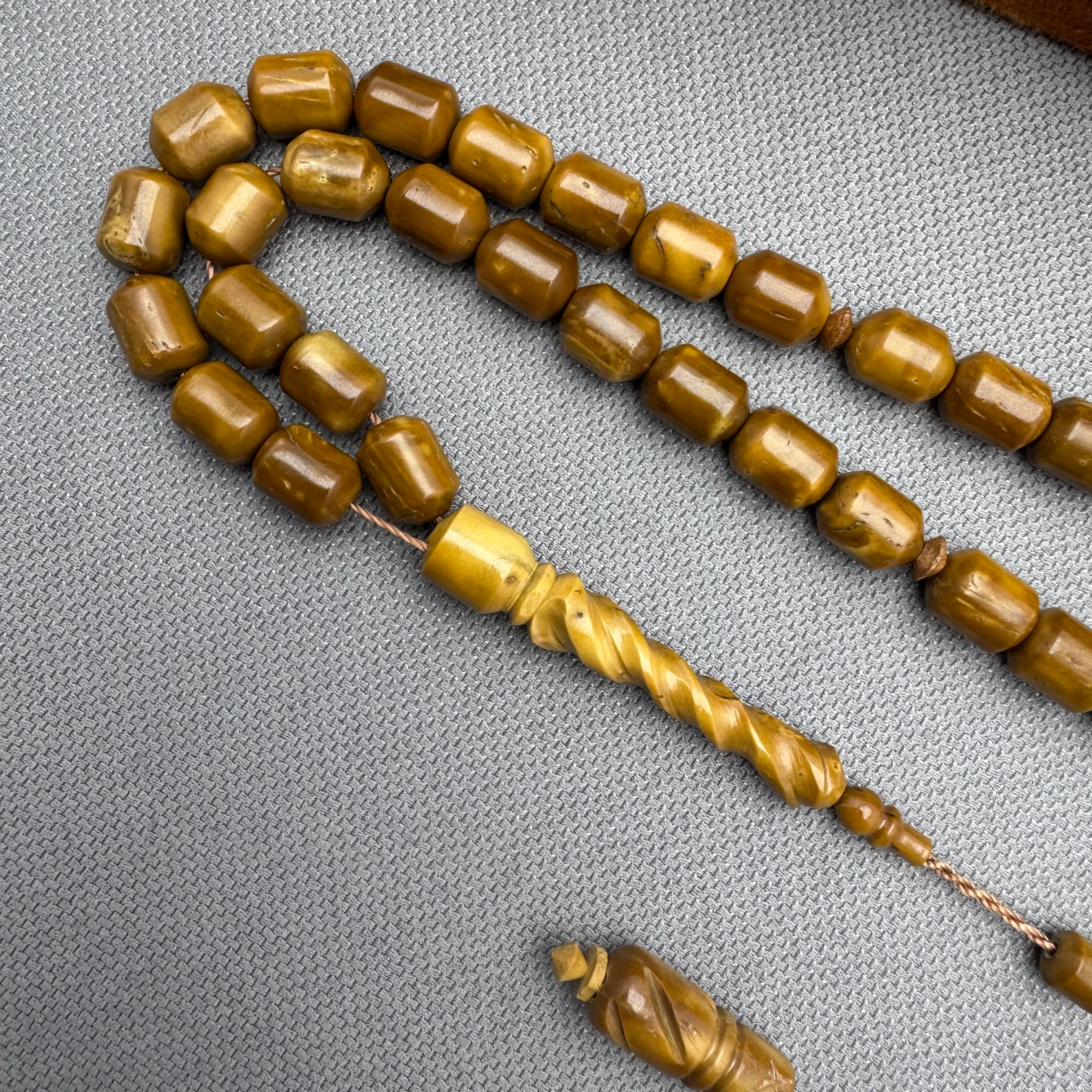 Kalem İşçilikli Özel İmameli Doğal Dokulu Kapsül Kesim Kuka Ağacı Tespih