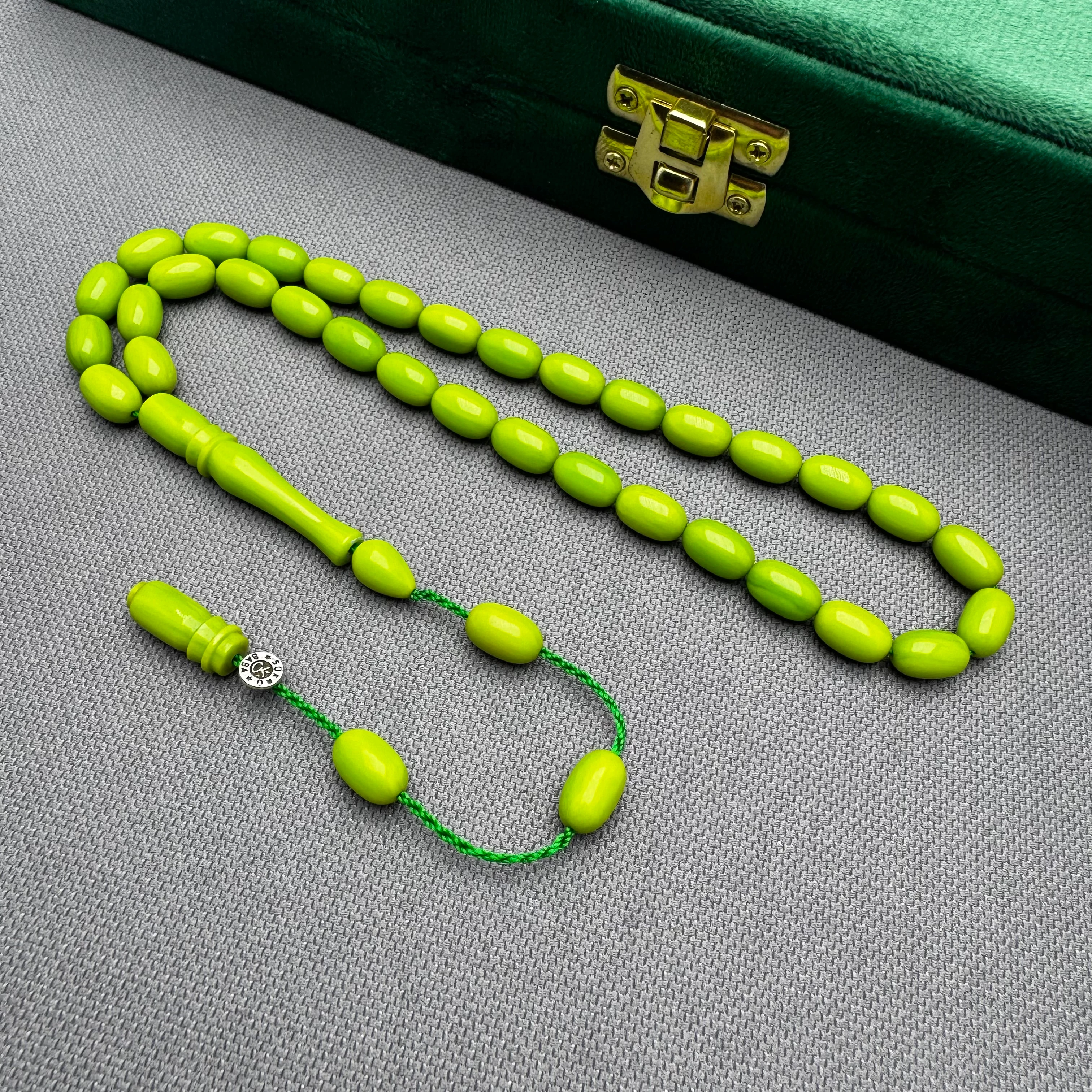 Usta İşçilikli Fıstık Yeşili Hareli Renk Alan Sıkma Kehribar Tespih