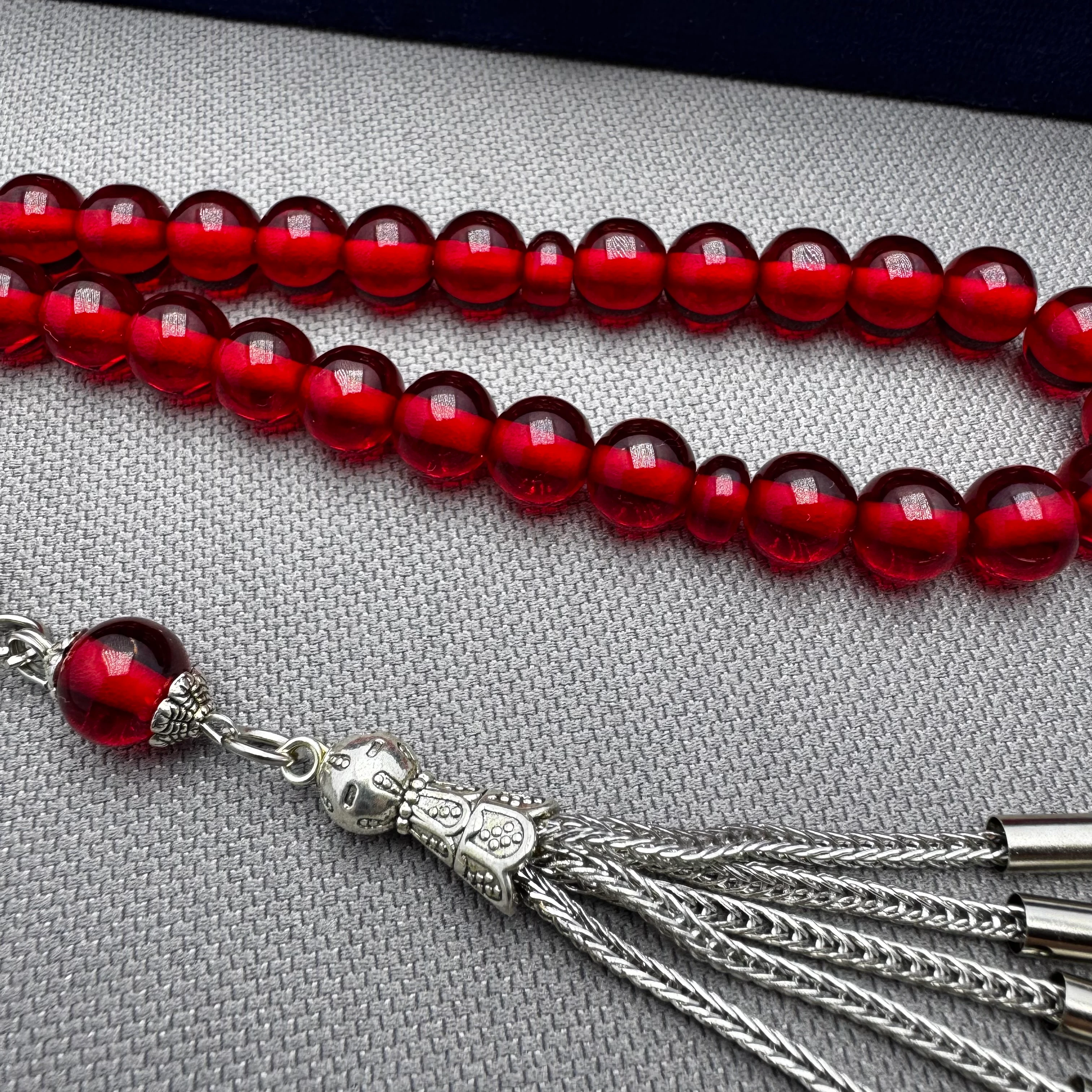 Alpaka Püsküllü Beş Sallantılı Kırmızı Küre Kesim Ateş Kehribar Tespih