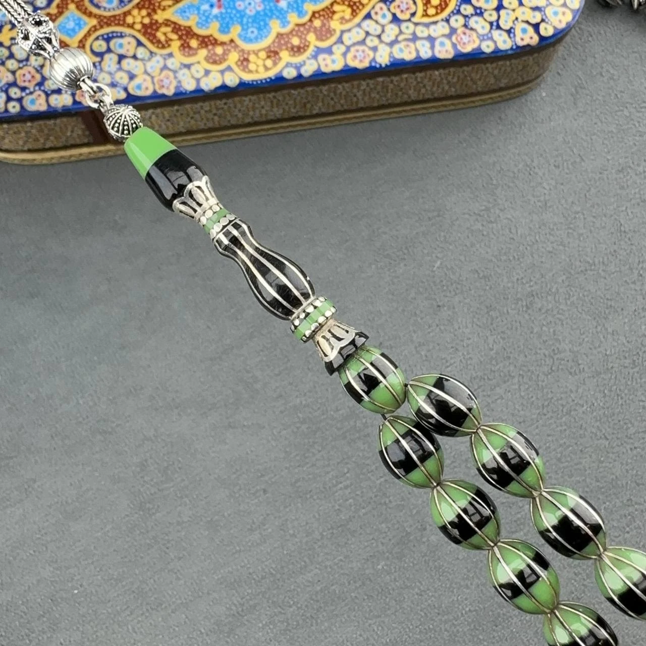 Türker KIZILELMA Usta İşçilikli Nakkaş Özel Tasarım Yeşil Renk Orjinal Oltu Taşı Tesbih