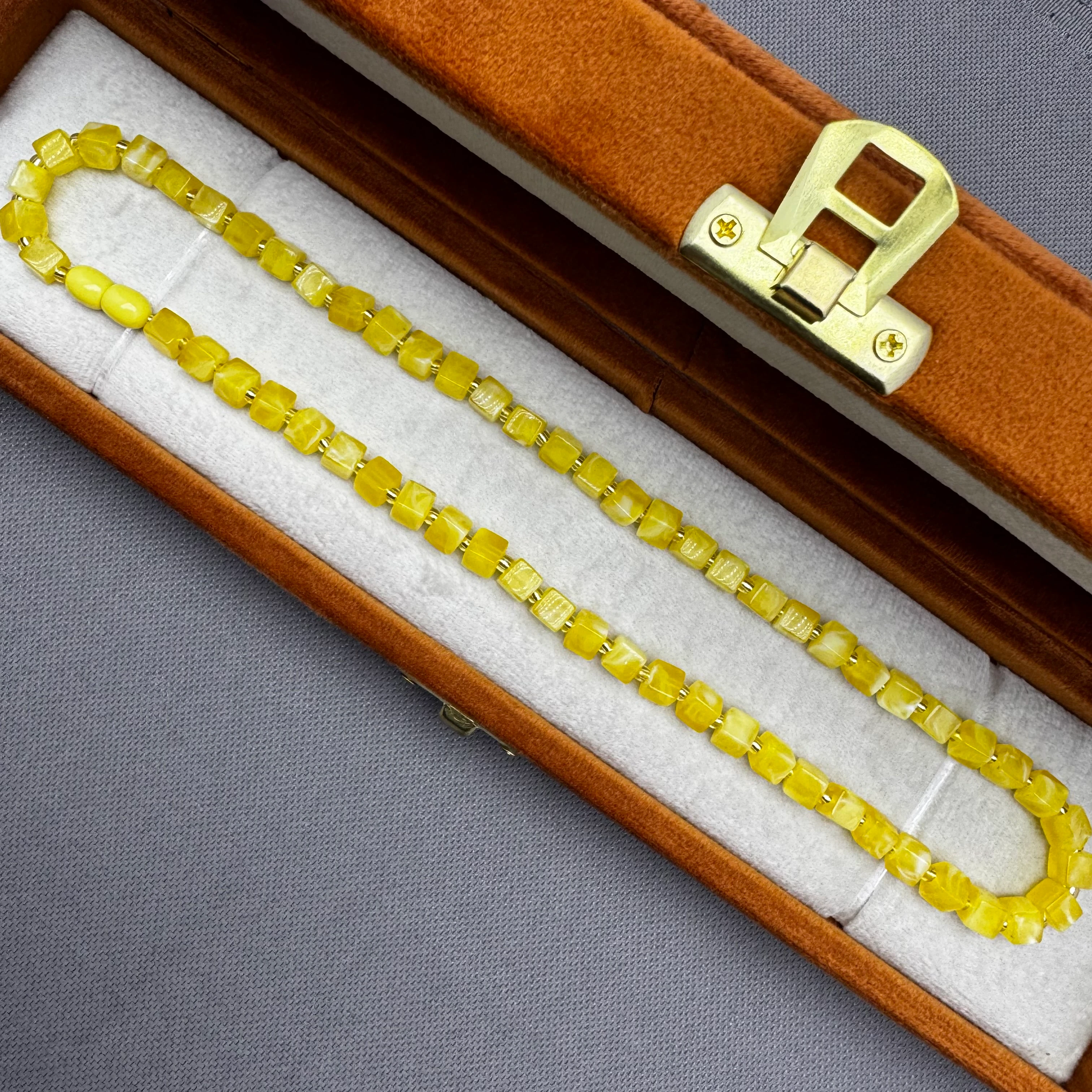 Hareli Küp Kesim Yetişkin Damla Kehribar Kolye