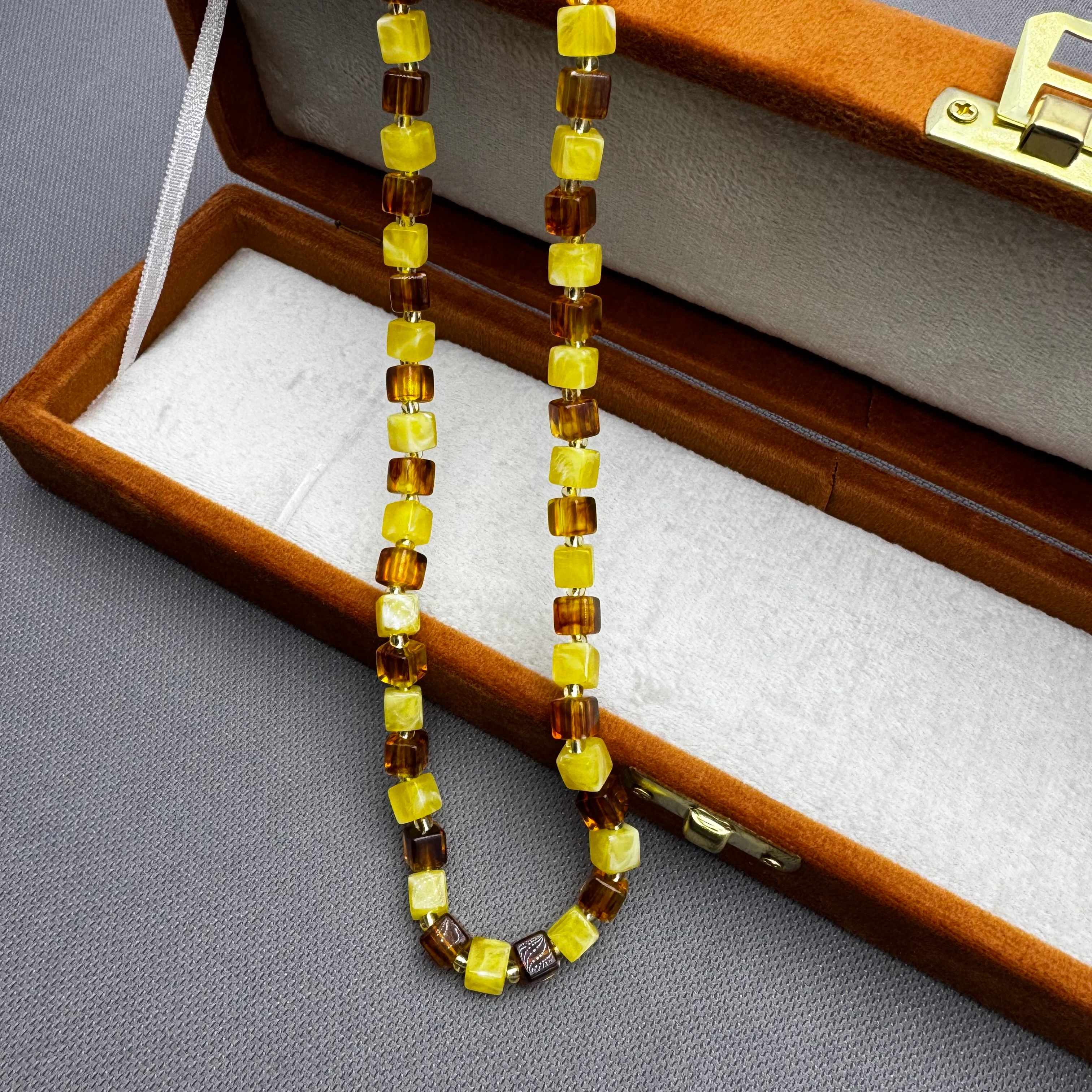 Hareli Beyrut Damla Kehribar Kahverengi Sarı Renk  Küre Kesim Yetişkin Kolye