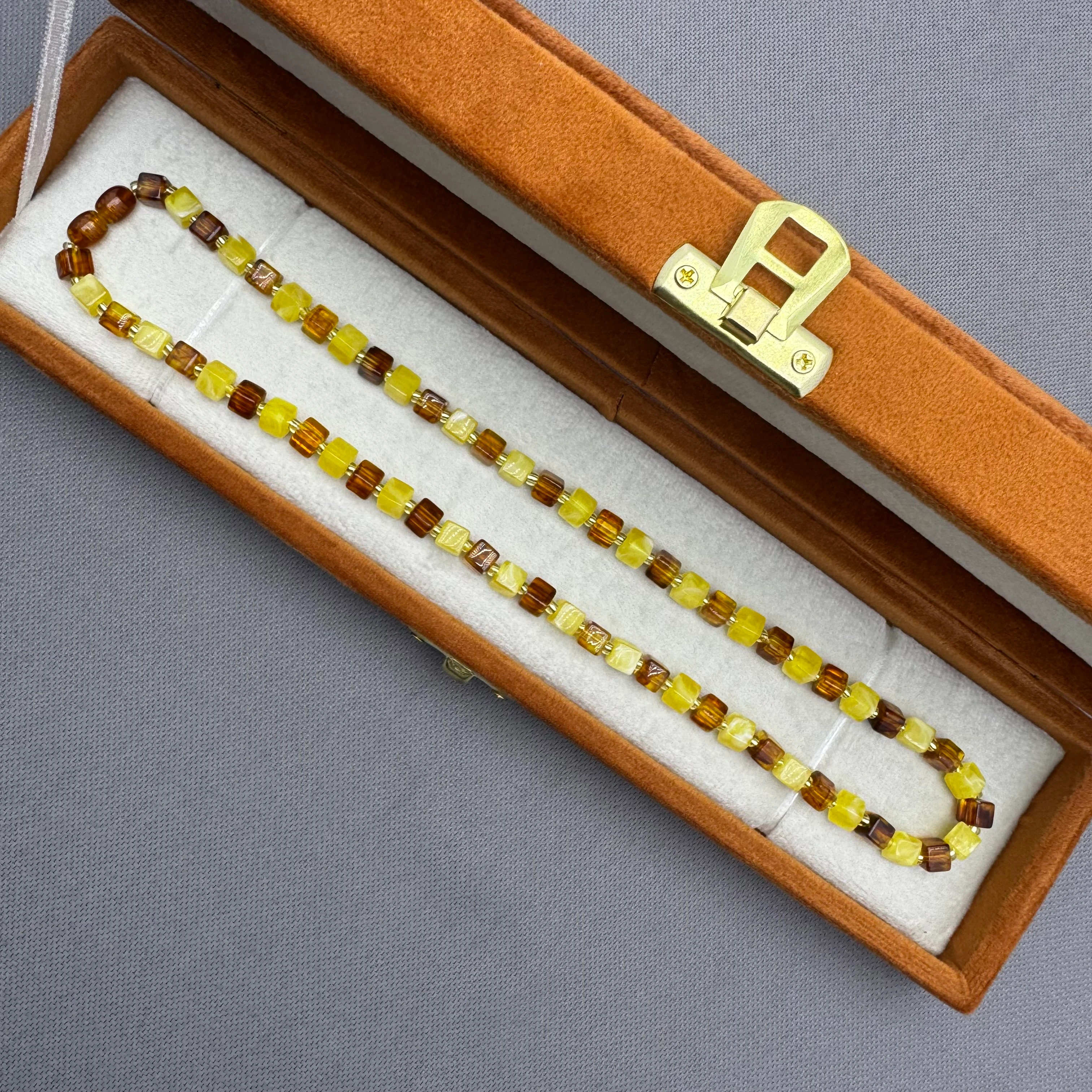 Hareli Beyrut Damla Kehribar Kahverengi Sarı Renk  Küre Kesim Yetişkin Kolye