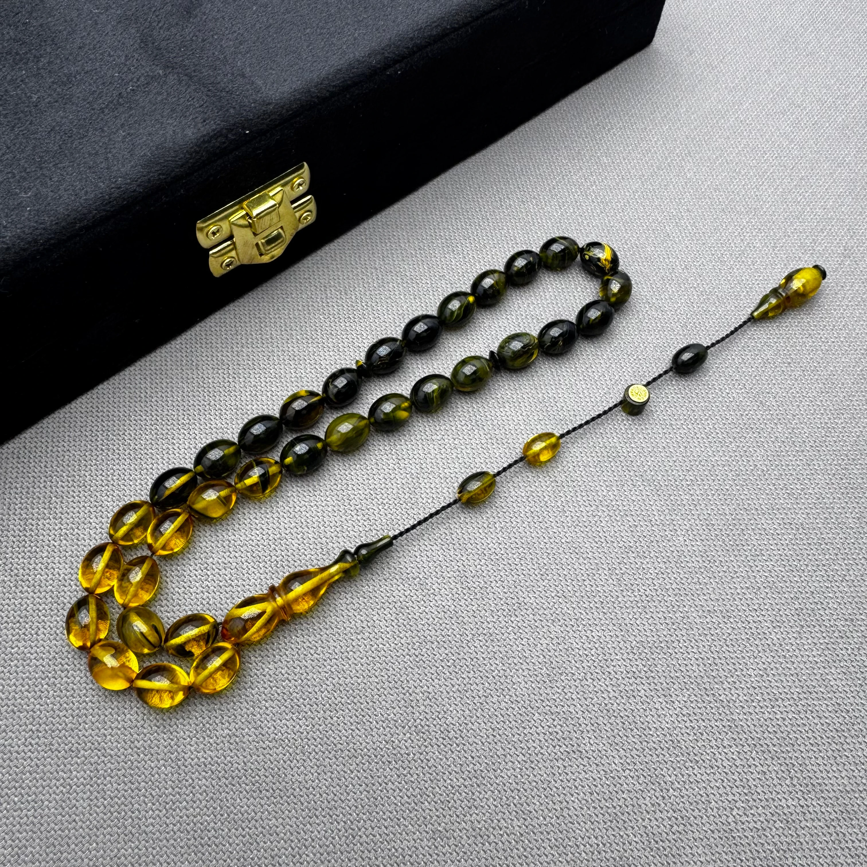 Ayhan TURAN Usta İşçilikli Sarı Siyah Renk Süzmeli Beyzi Kesim Yoğun Hareli Ateş Kehribar Tespih