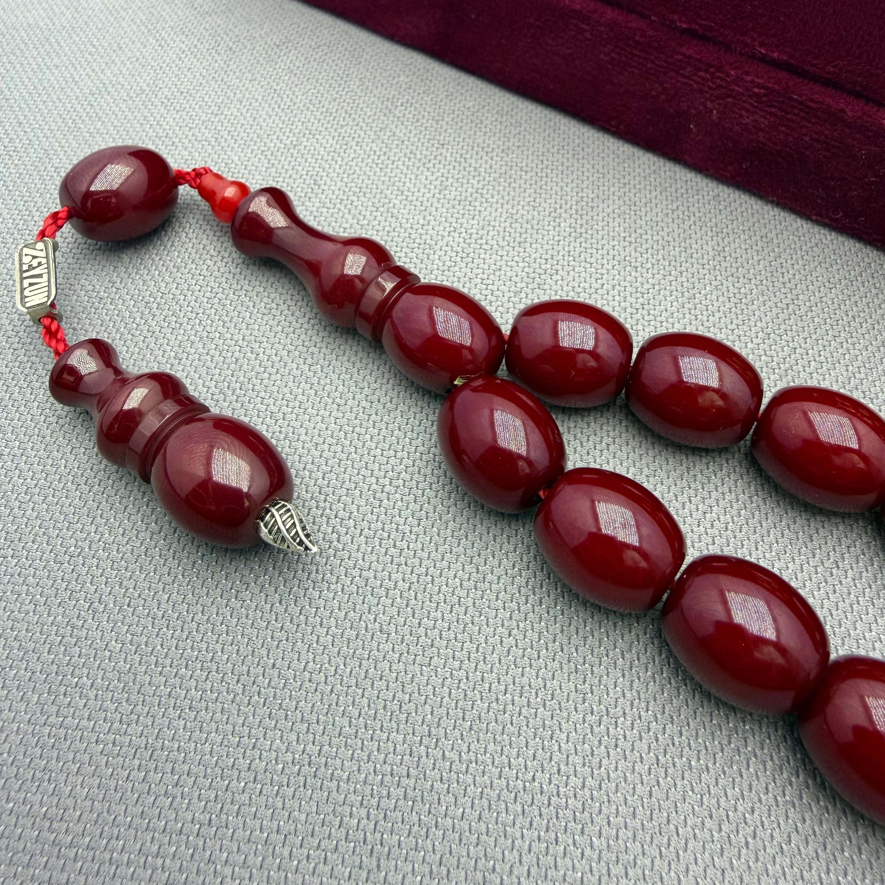 Zeyzun Usta İşçilikli Kapsül Kesim Bordo Efe Maskot Sıkma Kehribar Tespih