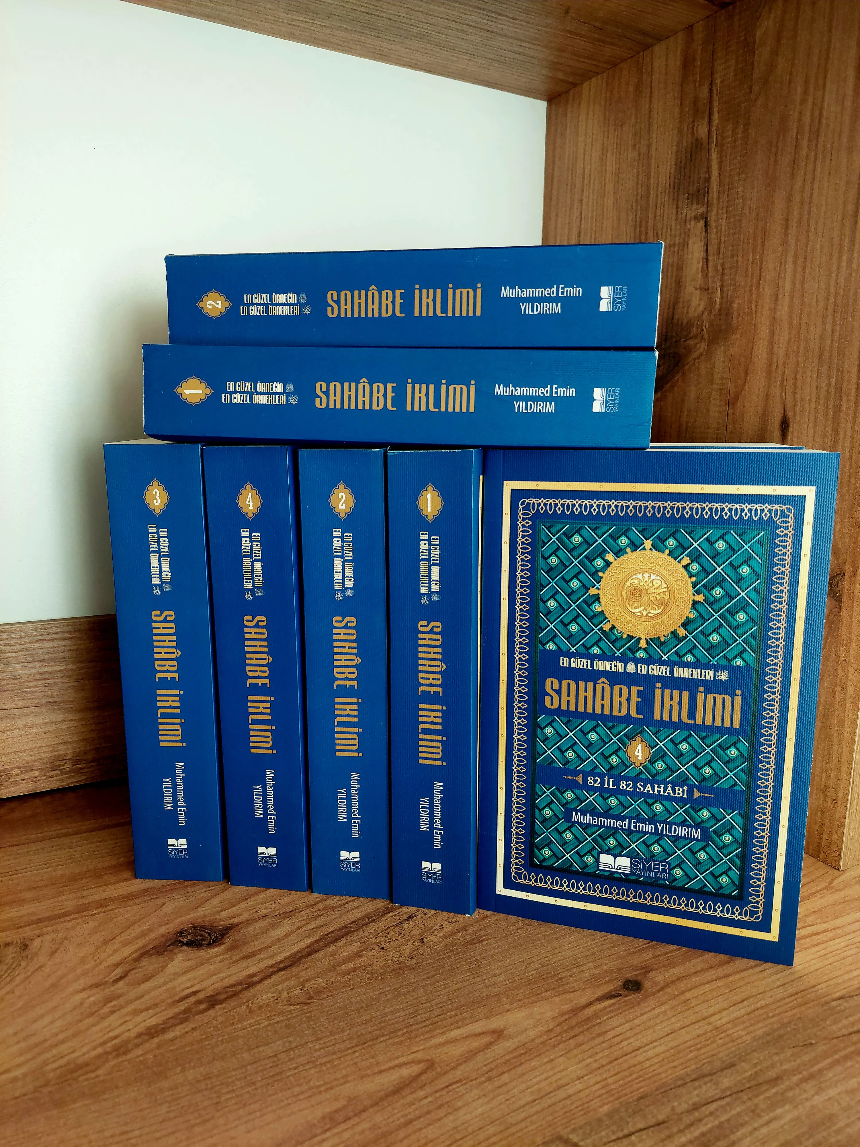 En Güzel Örneğin En Güzel Örnekleri Sahabe İklimi; 82 İl 82 Sahabe 4 Cilt ( Roman Boy ) - Muhammed Emin Yıldırım