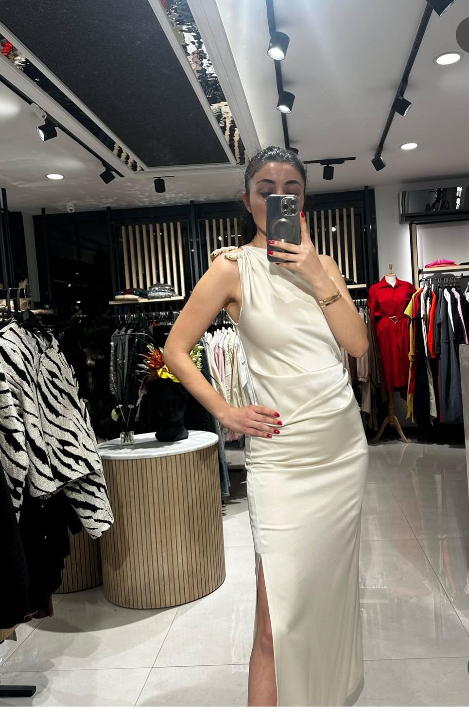 OMUZ DETAYLI YIRTMAÇLI SATEN ELBİSE