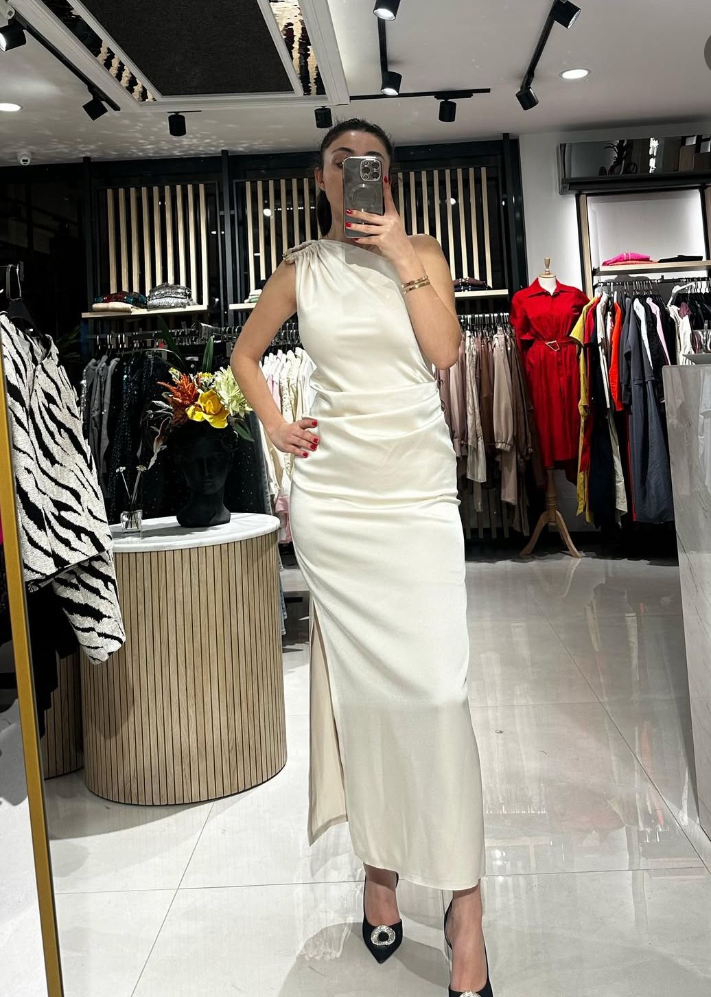 OMUZ DETAYLI YIRTMAÇLI SATEN ELBİSE