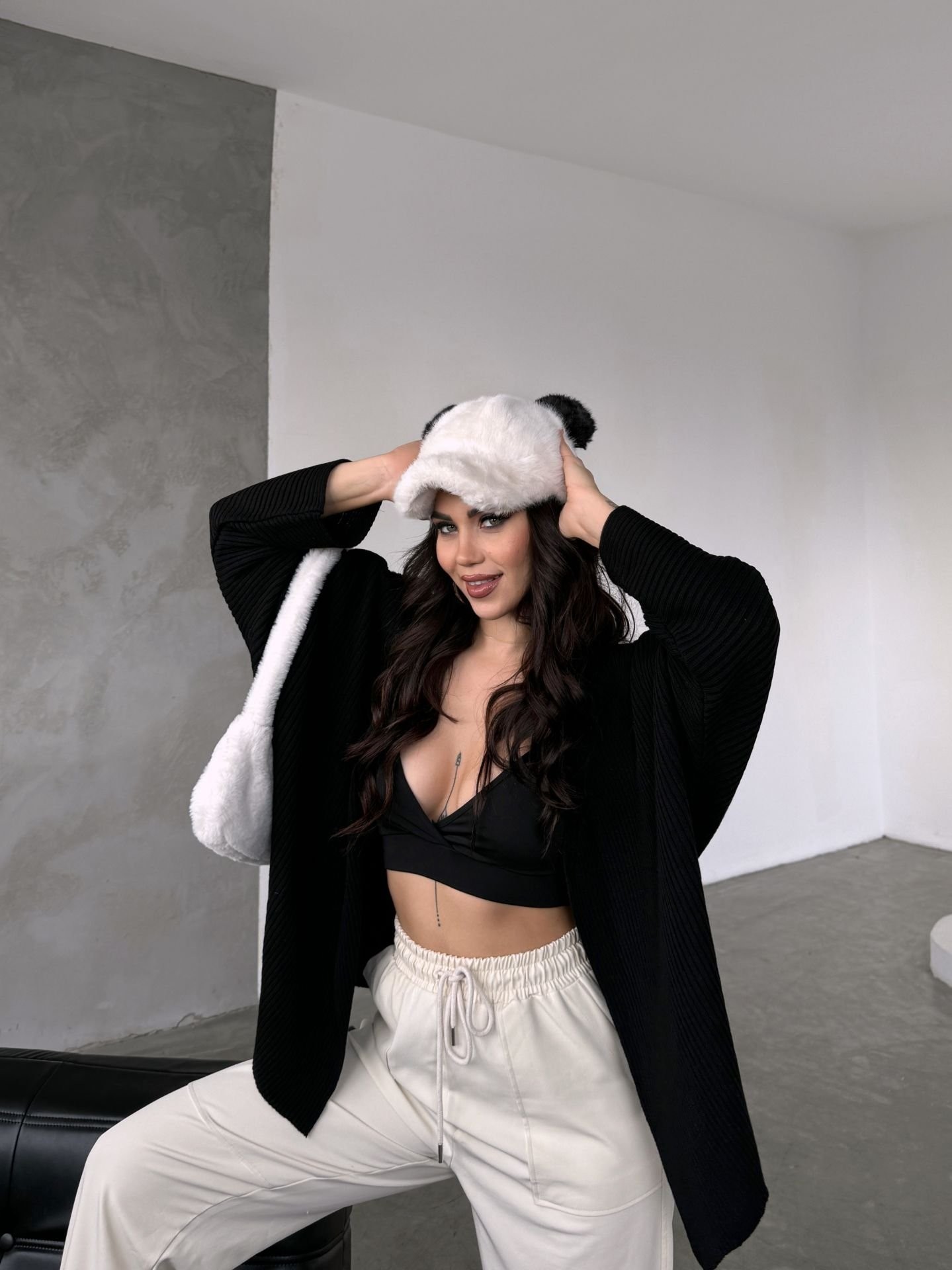 Kulaklı Panda Kürk Şapka - Siyah Beyaz