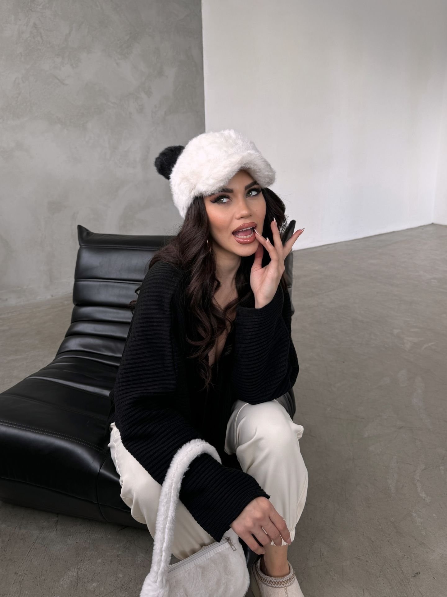 Kulaklı Panda Kürk Şapka - Siyah Beyaz