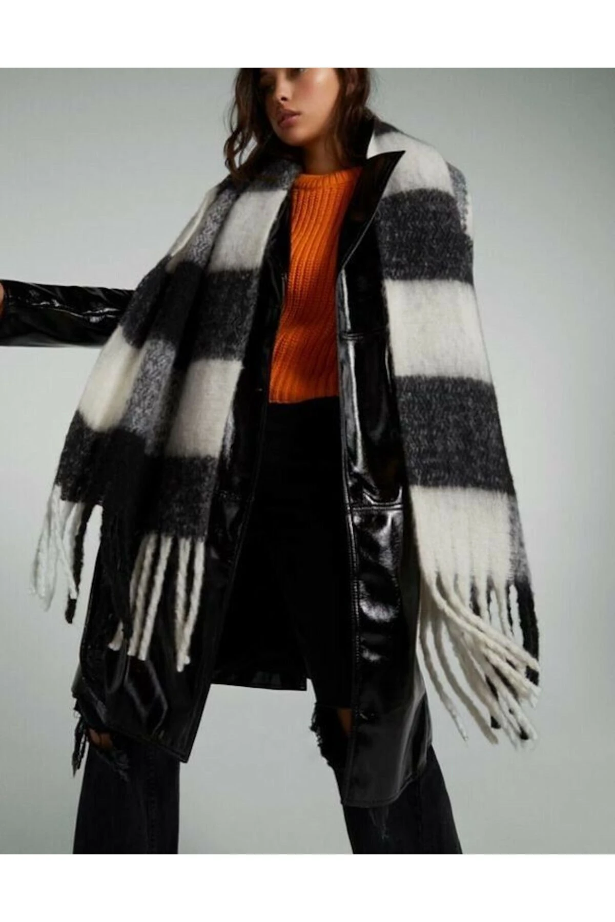 Kışlık Yumuşak Geniş Püsküllü Şal Atkı - Kremsi Beyaz Siyah Gri Çizgili Atkı Sal1270