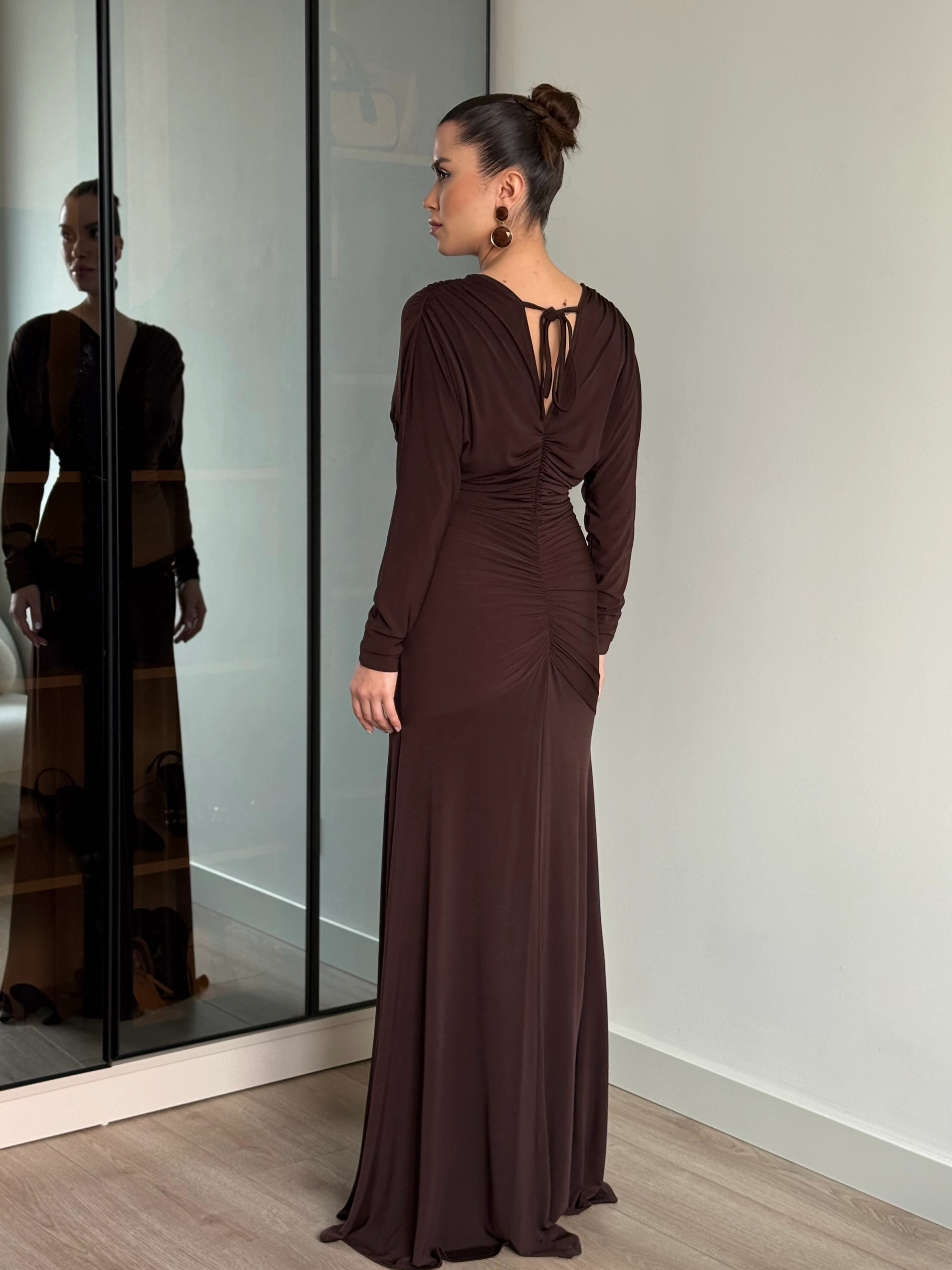 Sırt Bağlama Detay Büzgülü Elbise - kahverengi