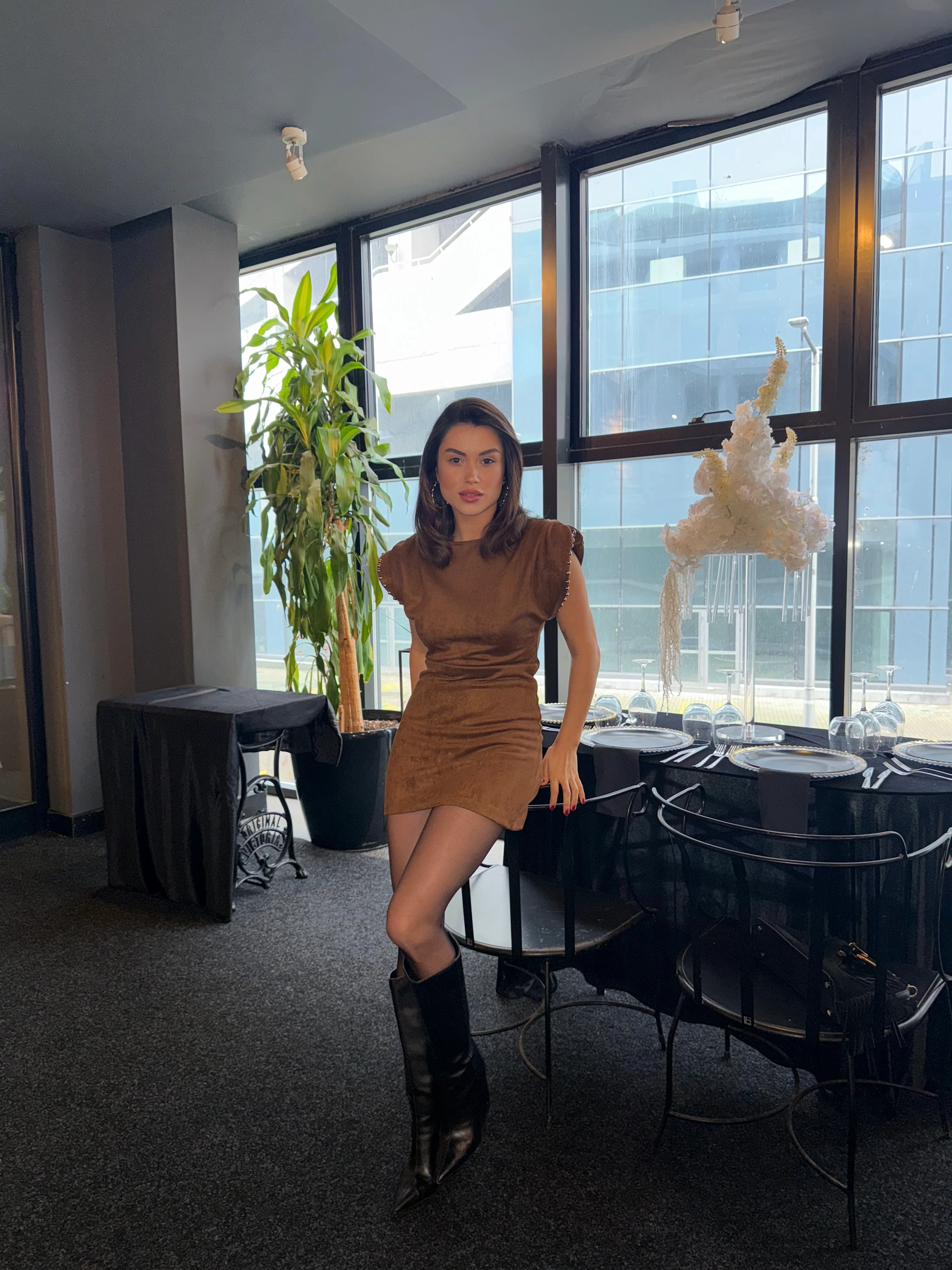 Sırt Dekolteli Süet Elbise