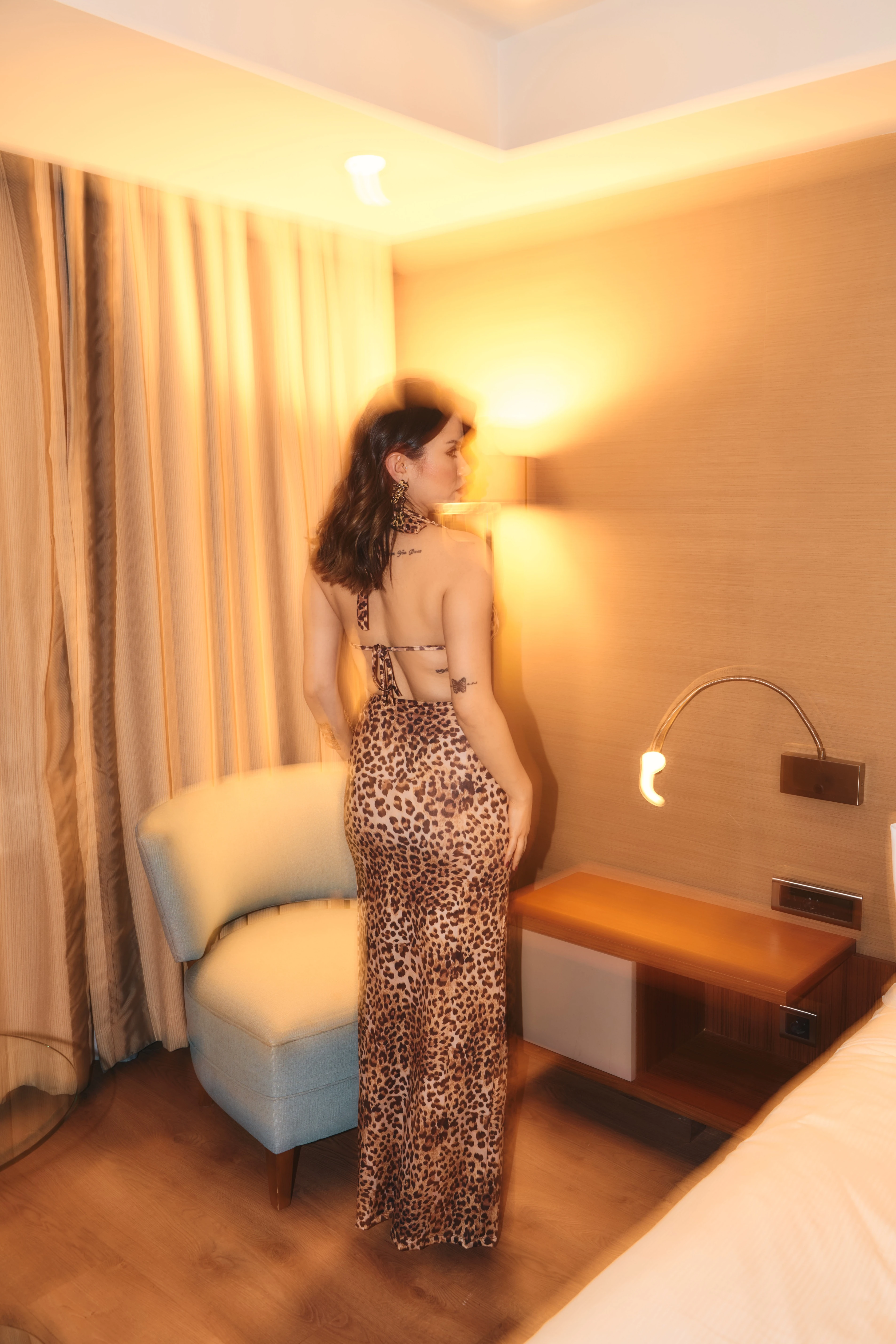 Degaje Yaka Derin Yırtmaç Elbise