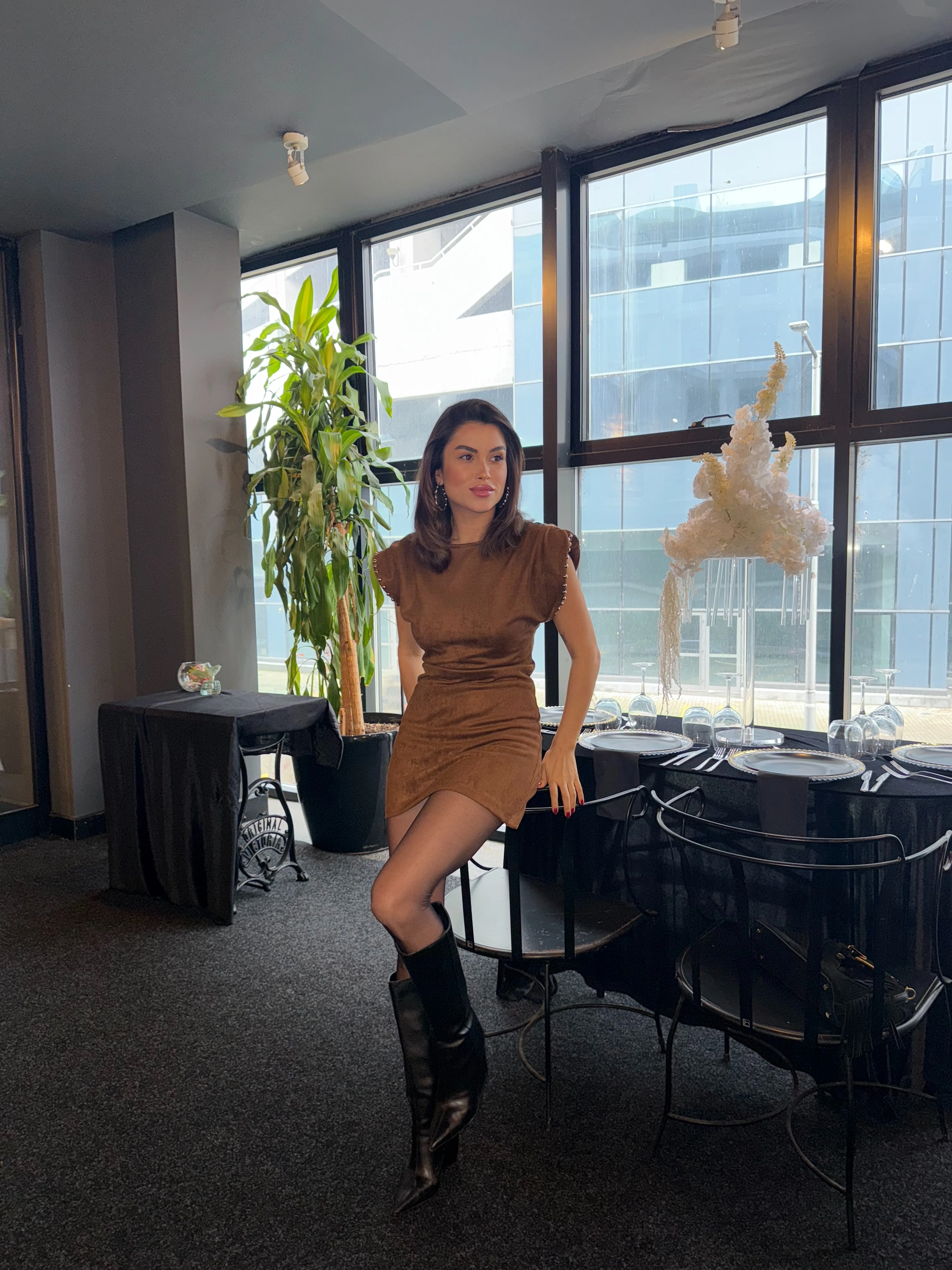 Sırt Dekolteli Süet Elbise