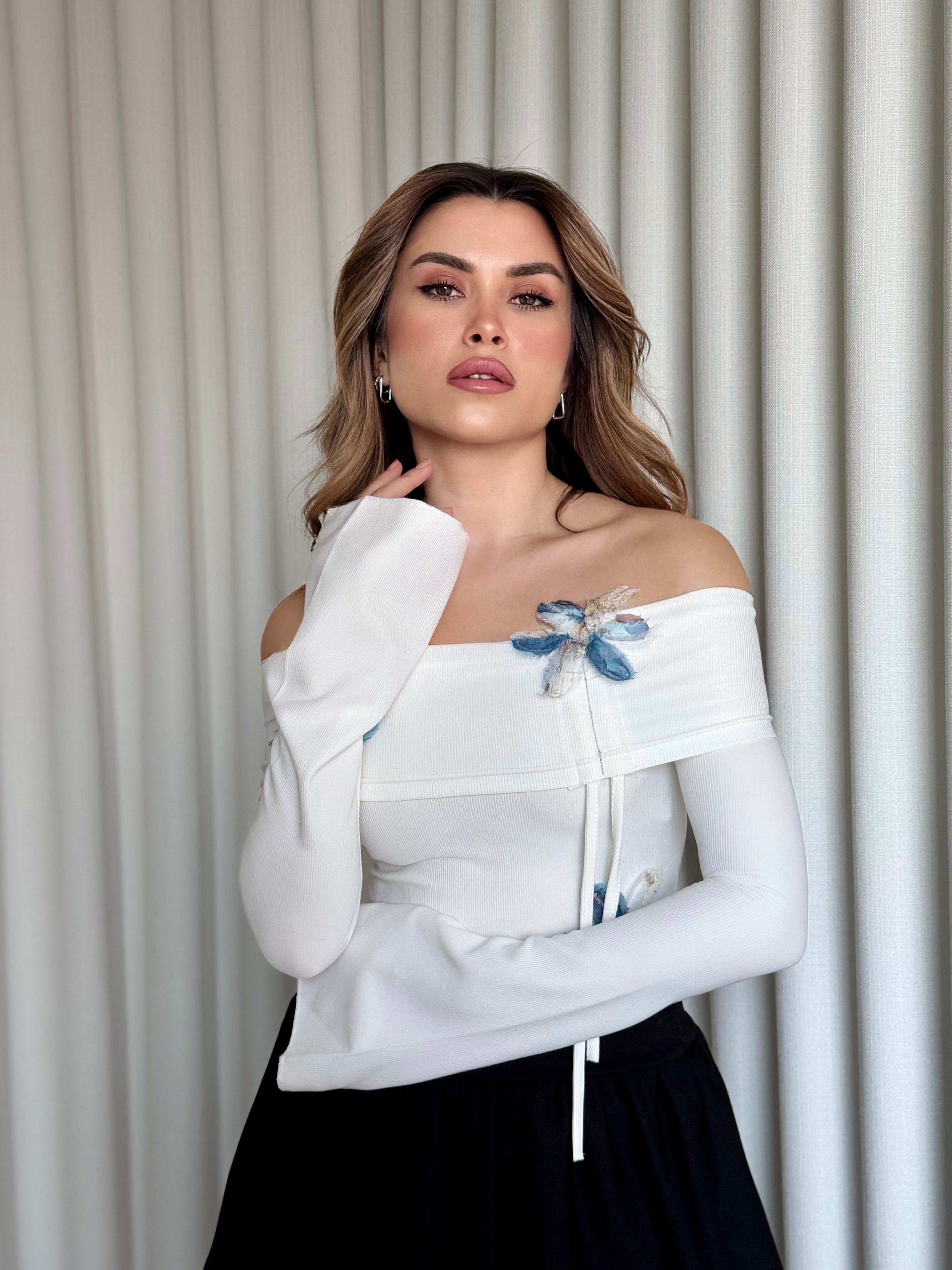 Çiçek Detaylı Madonna Yaka Bluz - beyaz