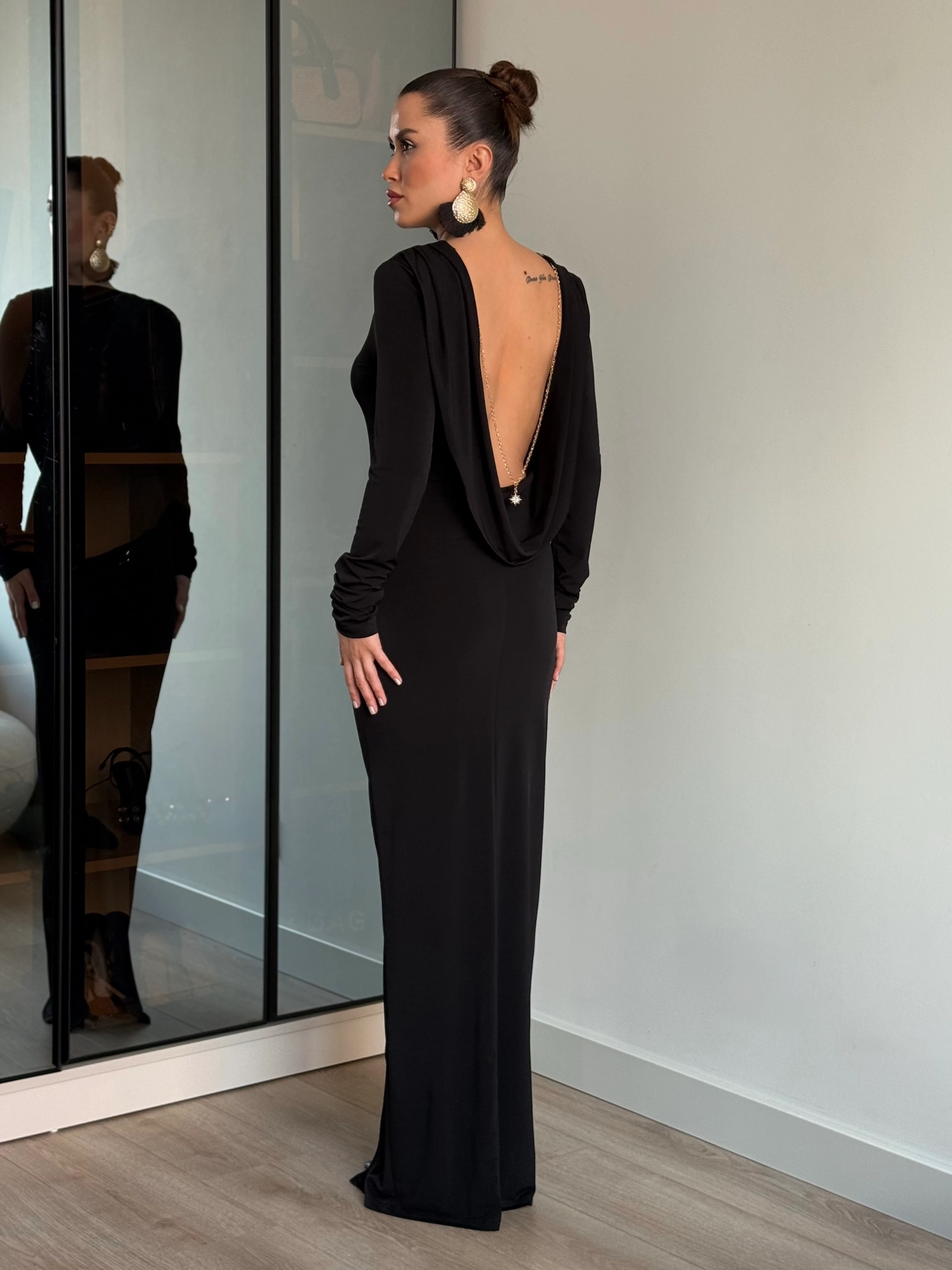 Aksesuarlı Sırt Dekolte Elbise