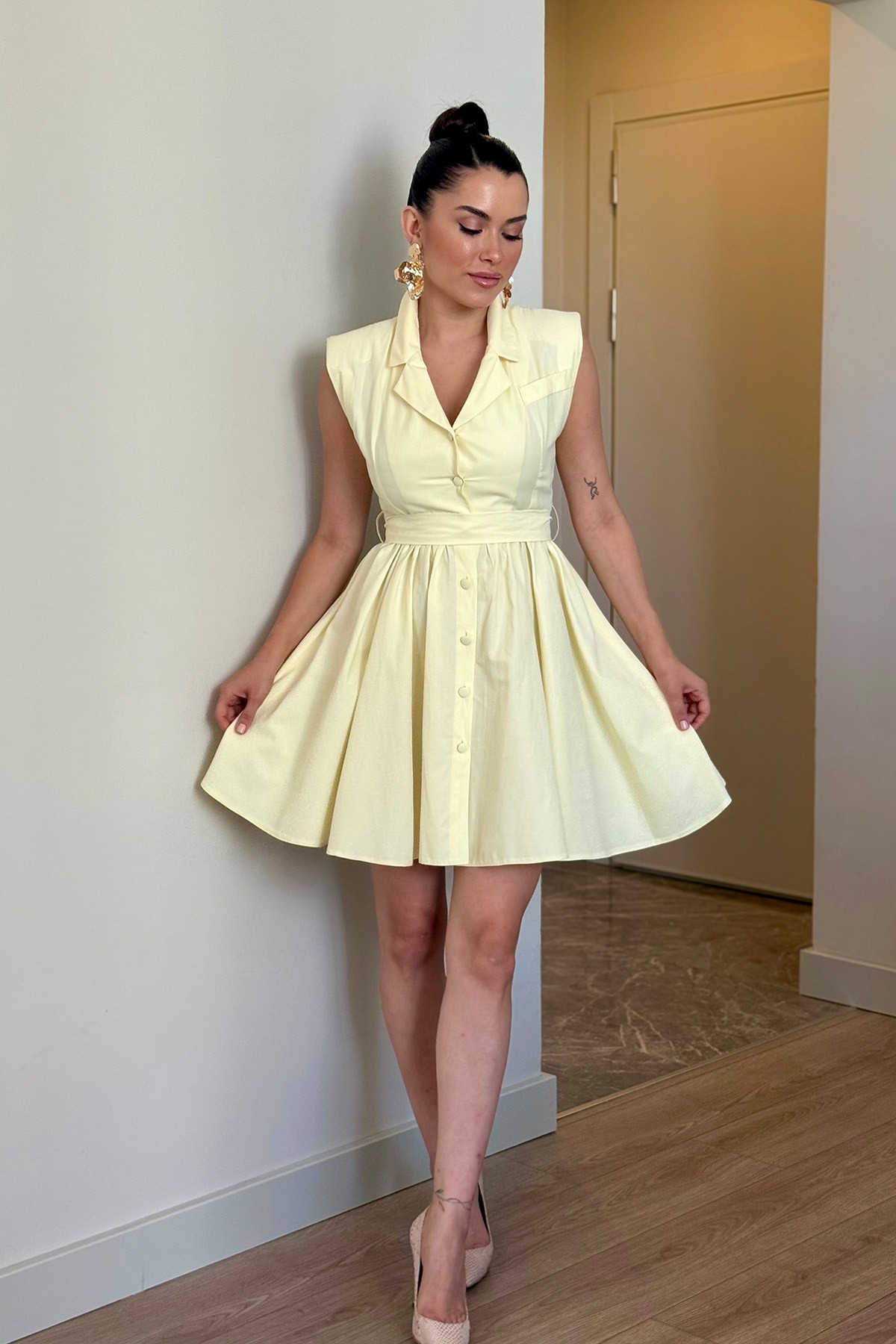Sarı Düğmeli Bel Detaylı Mini Elbise