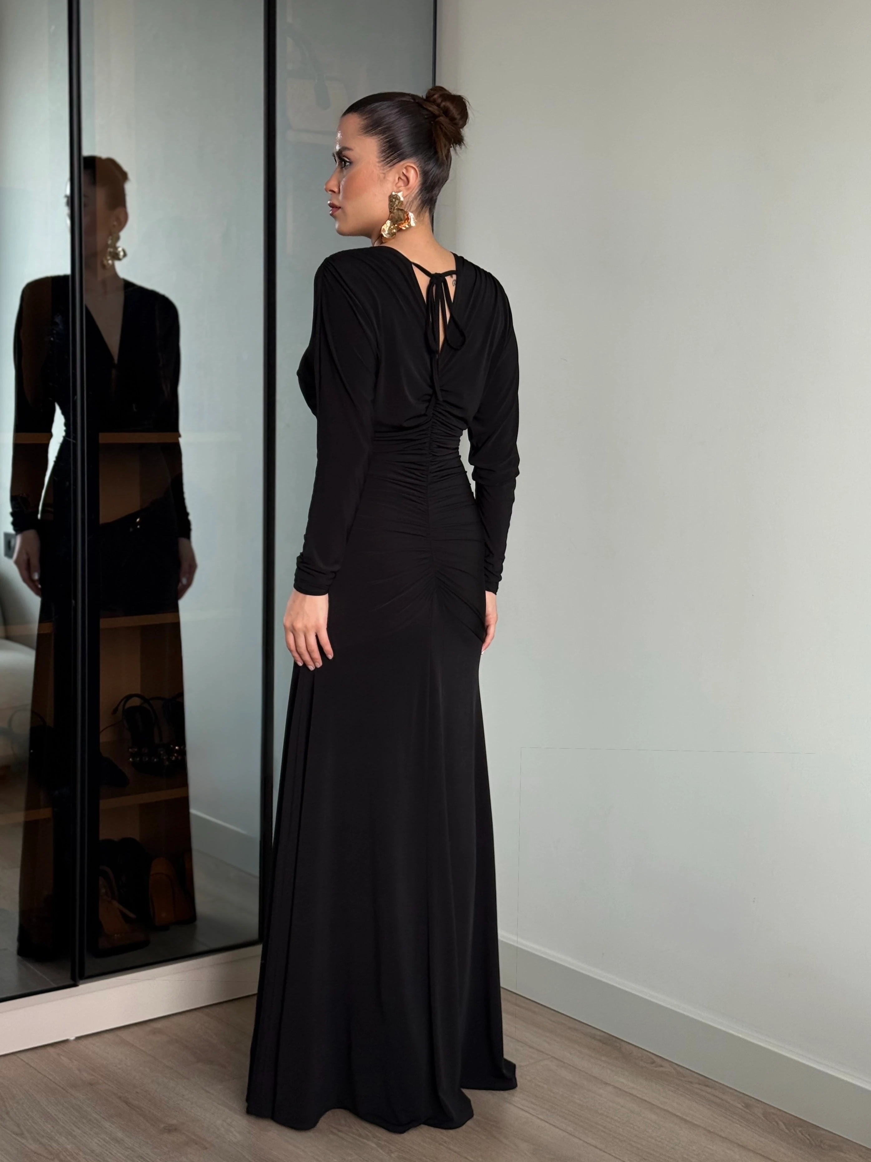 Sırt Bağlama Detay Büzgülü Elbise - Siyah