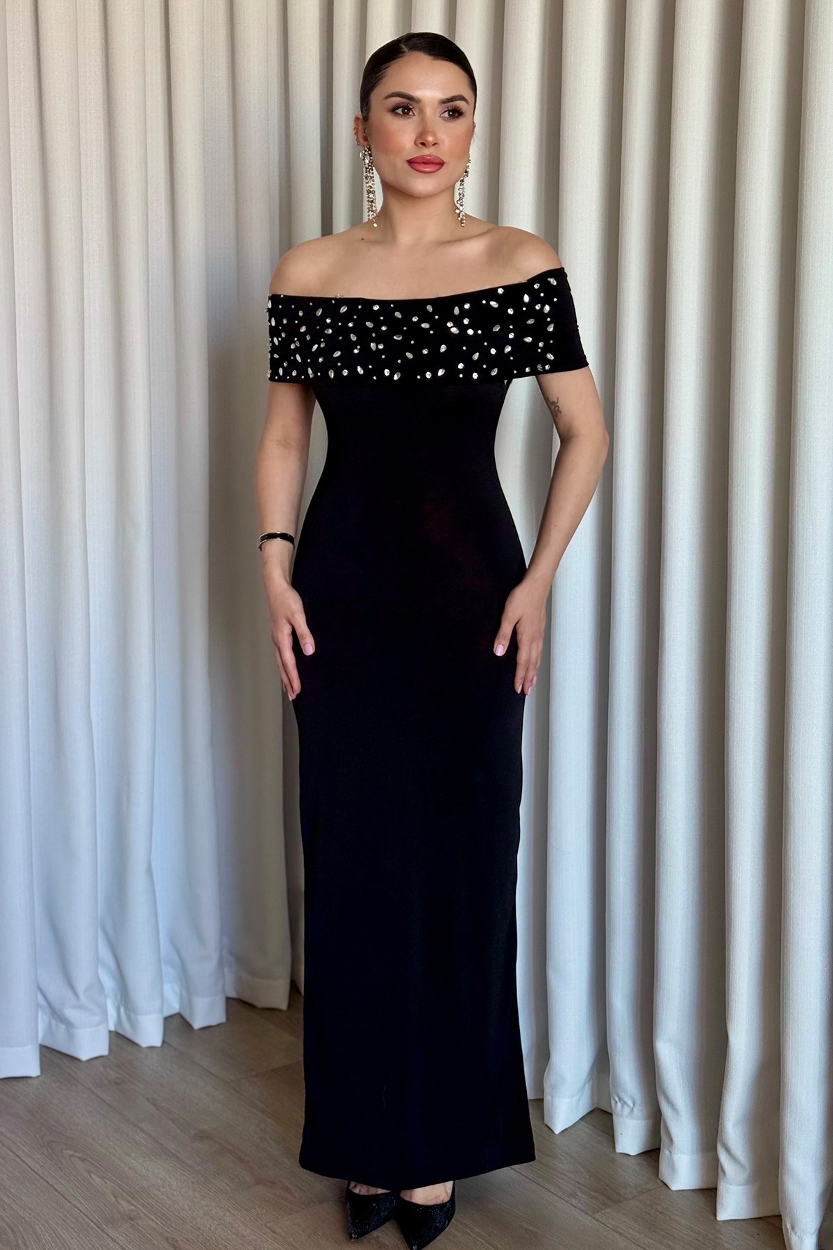 Madonna Yaka Taşlı Uzun Elbise