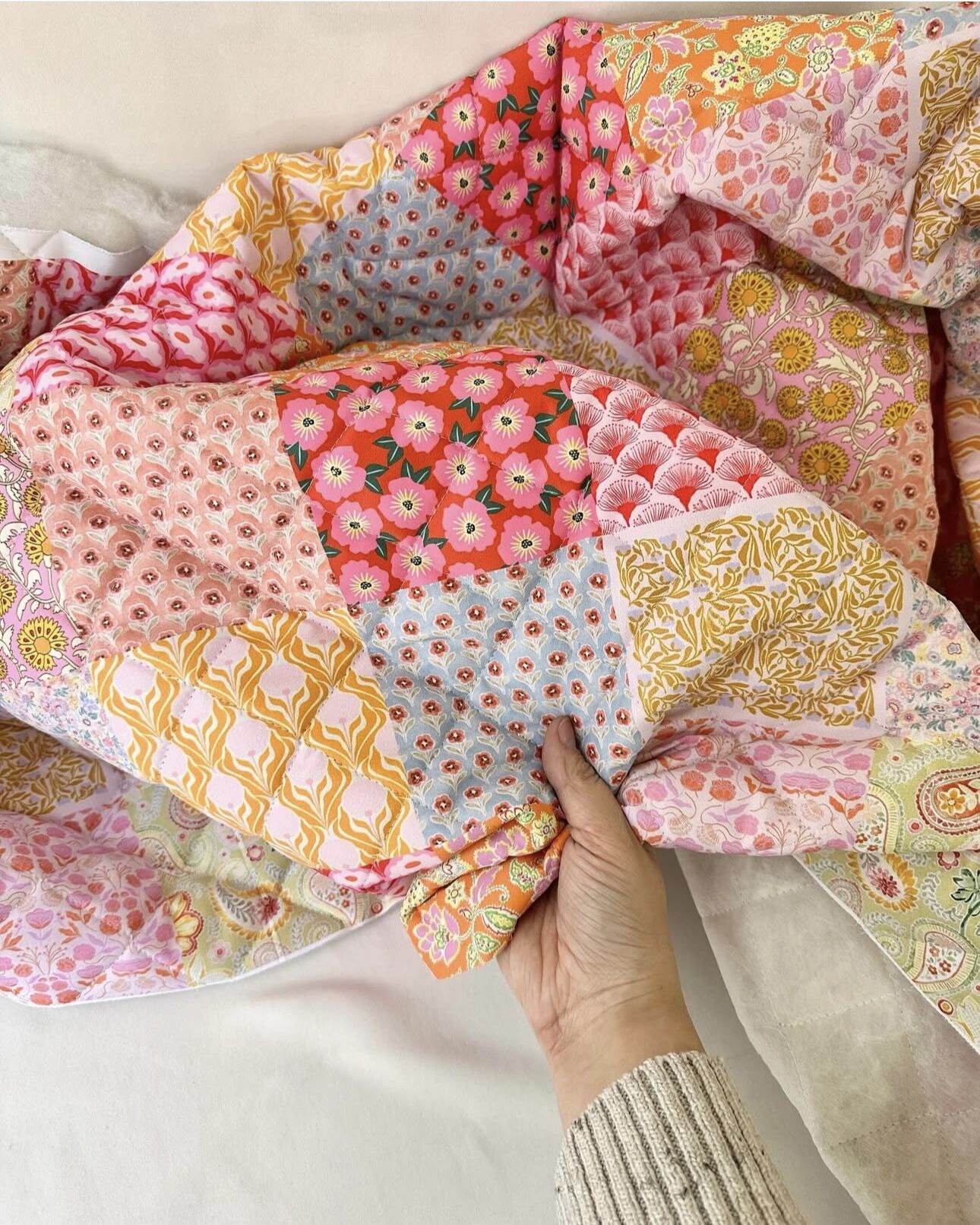 Pembe Patchwork desenli kapitone kumaş