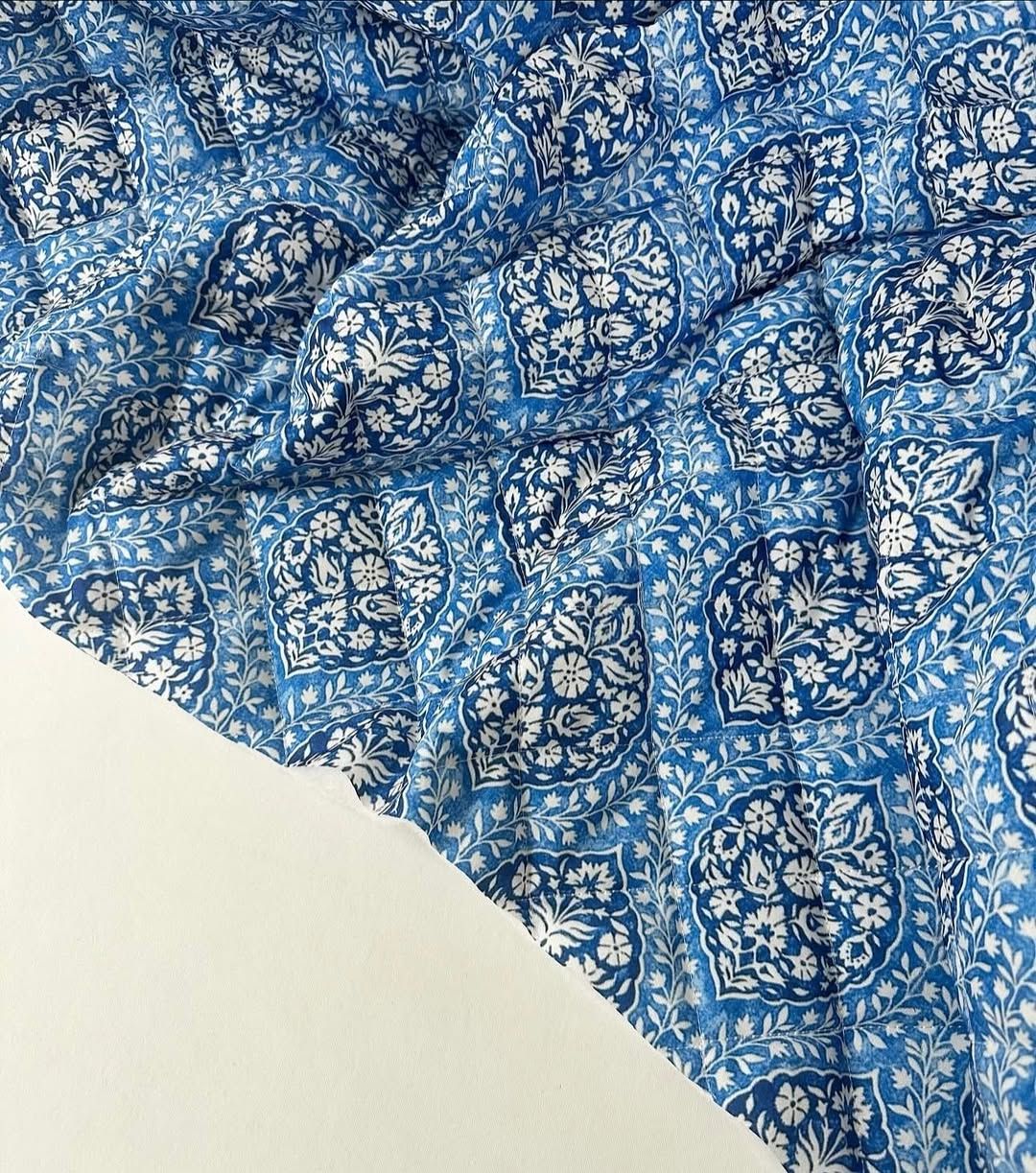Mavi çini desenli kapitone kumaş eni 142cm