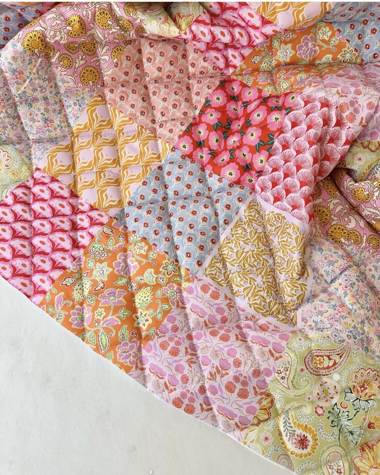 Pembe Patchwork desenli kapitone kumaş
