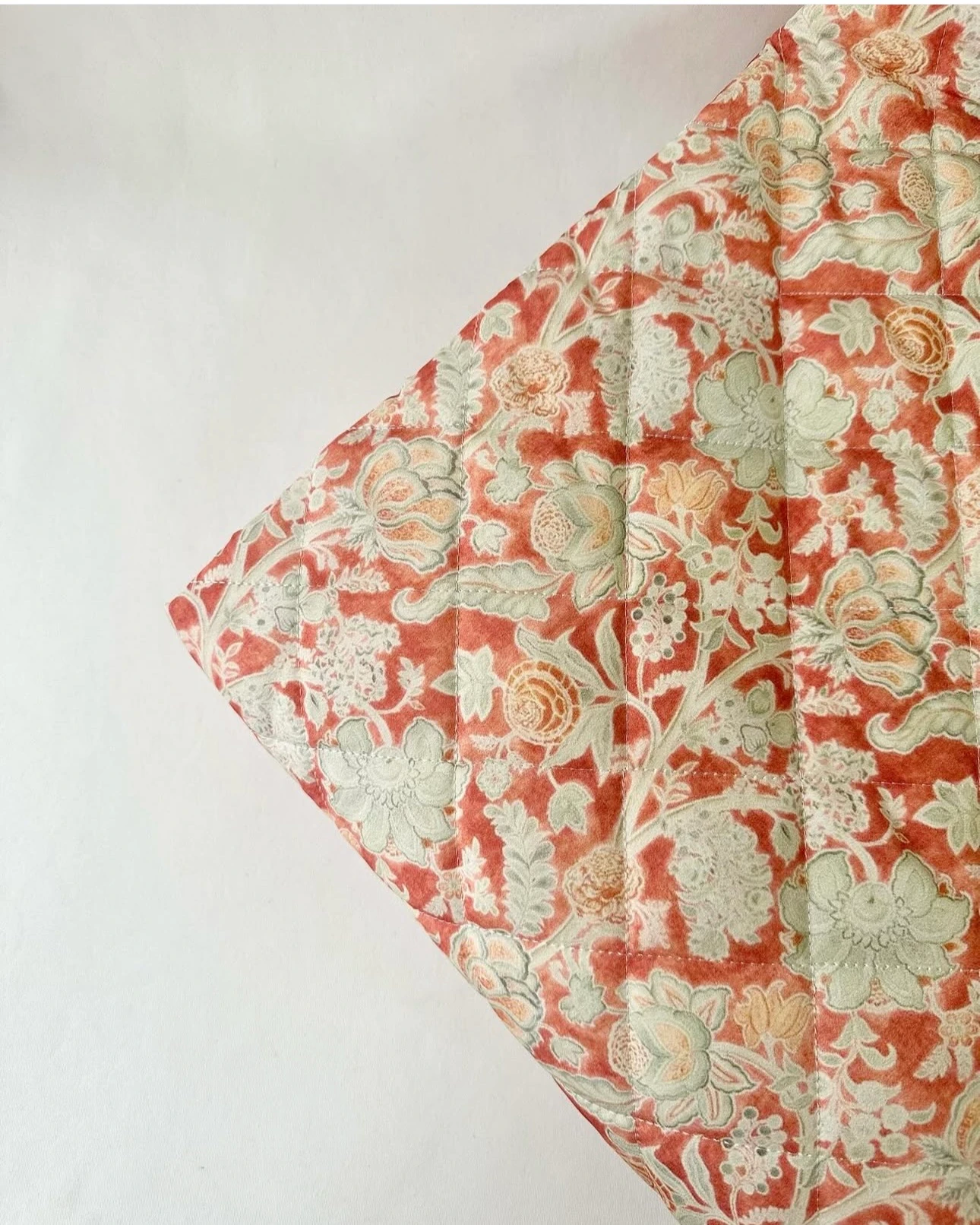 *Hemen teslim* Kırmızı etnik desenli kapitone 125cm