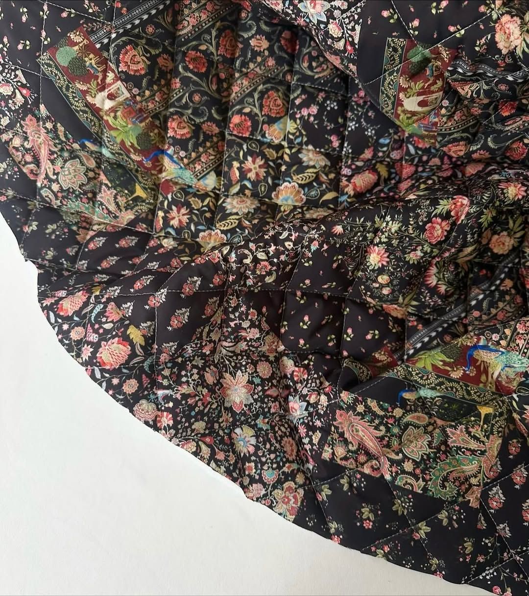 Siyah patchwork desenli kapitone kumaş eni 142cm