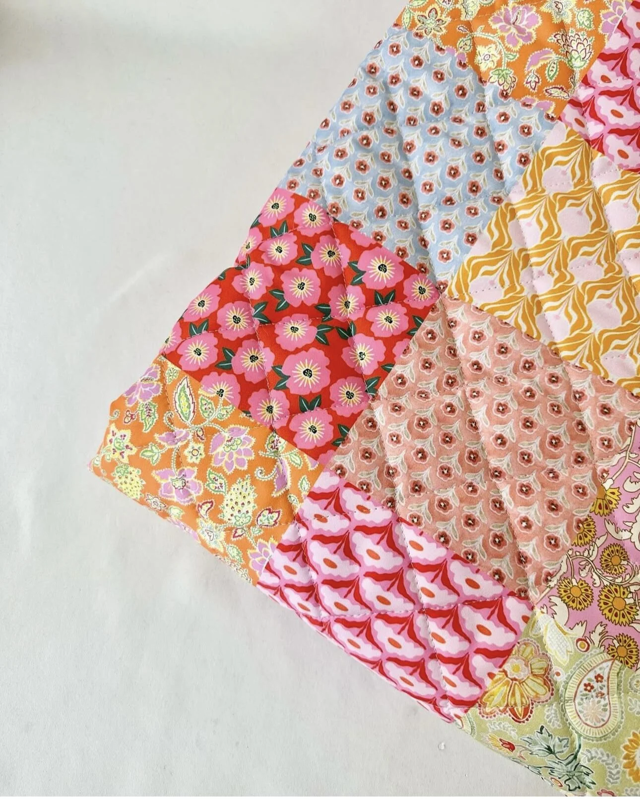 Pembe Patchwork desenli kapitone kumaş