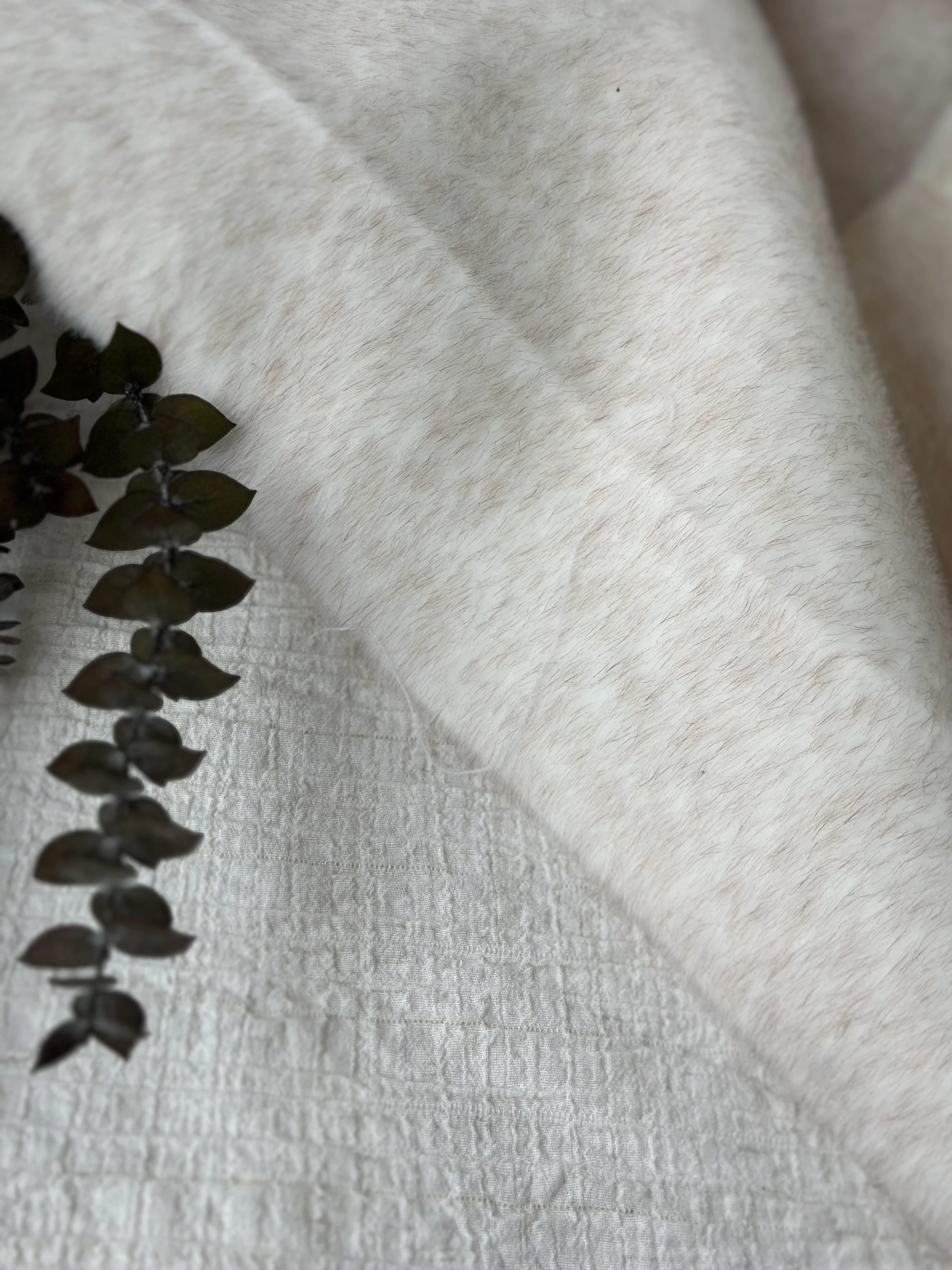 Krem rengi tay tüyü kumaş eni 156cm