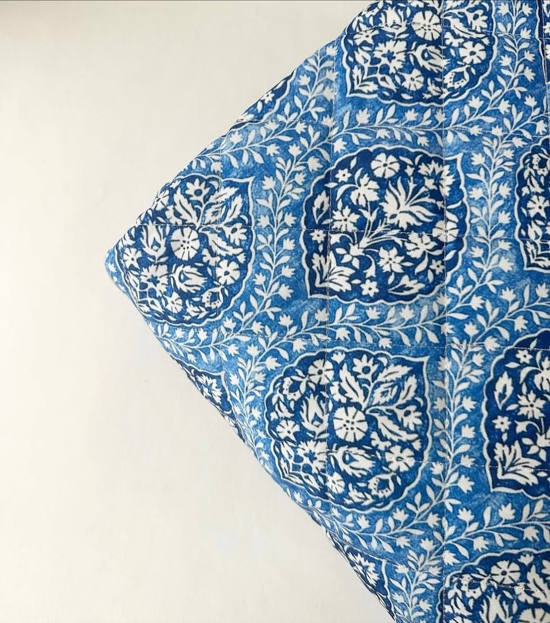 Mavi çini desenli kapitone kumaş eni 142cm