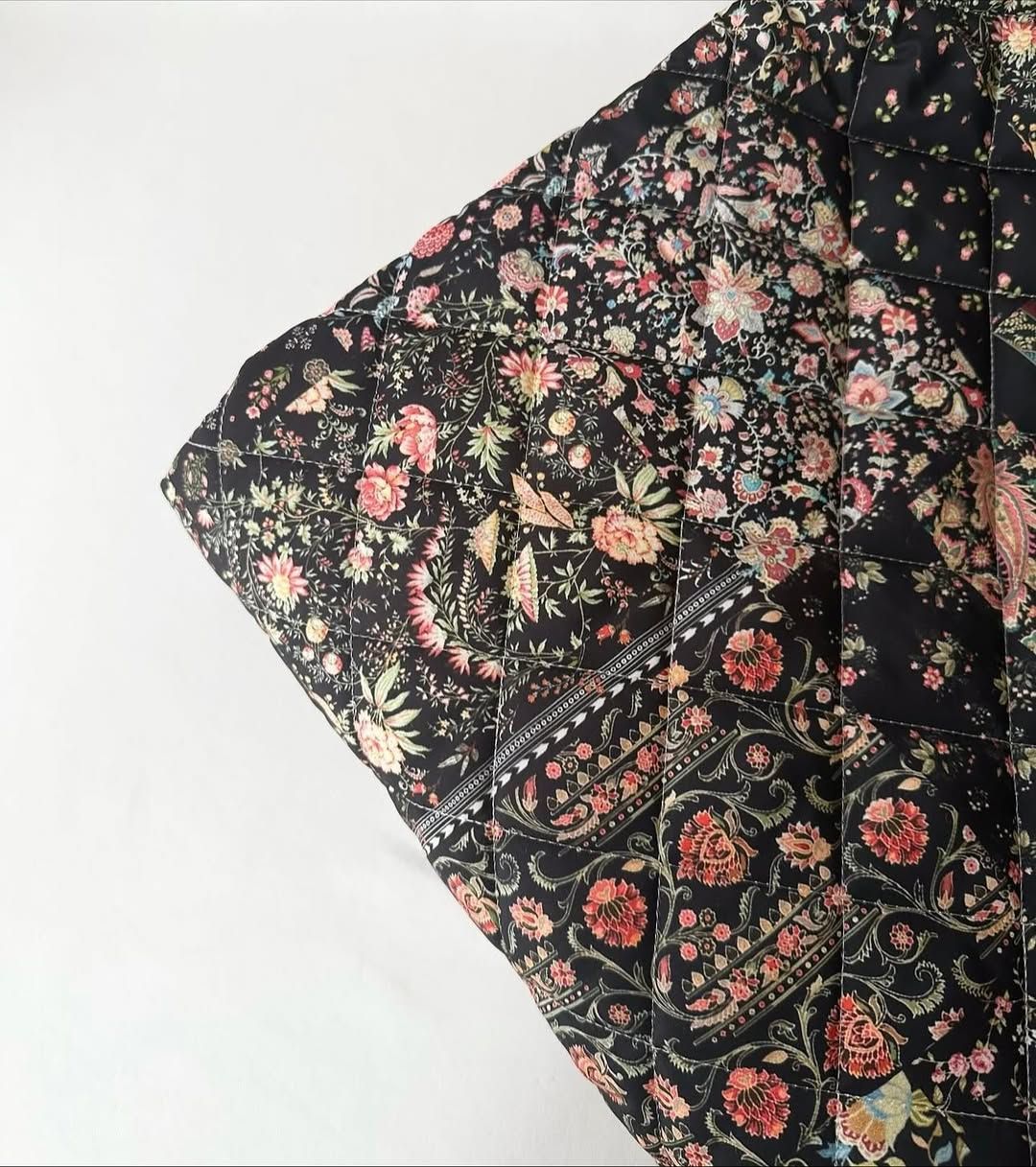 Siyah patchwork desenli kapitone kumaş eni 142cm