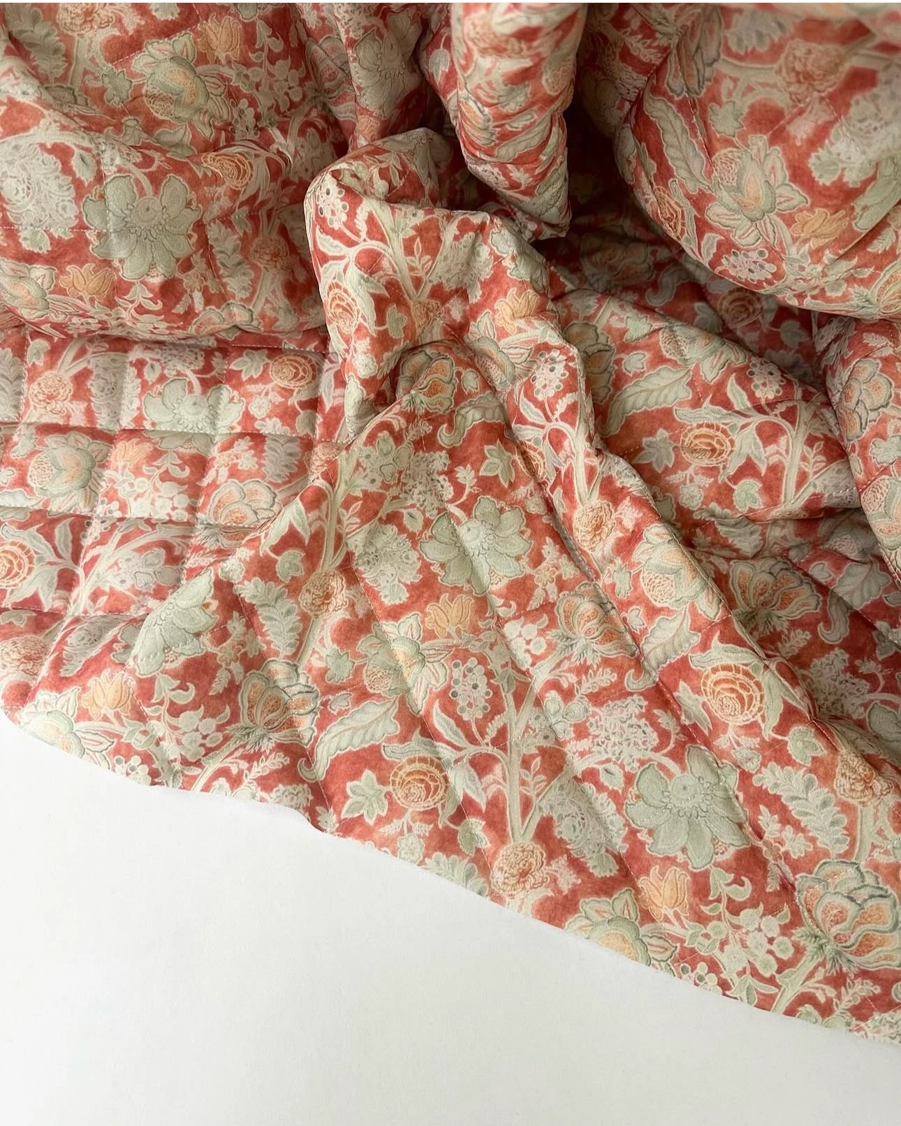 *Hemen teslim* Kırmızı etnik desenli kapitone 125cm