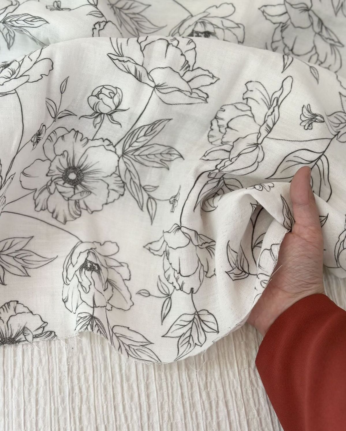 Siyah çiçek çizimi desenli müslin kumas eni 160cm