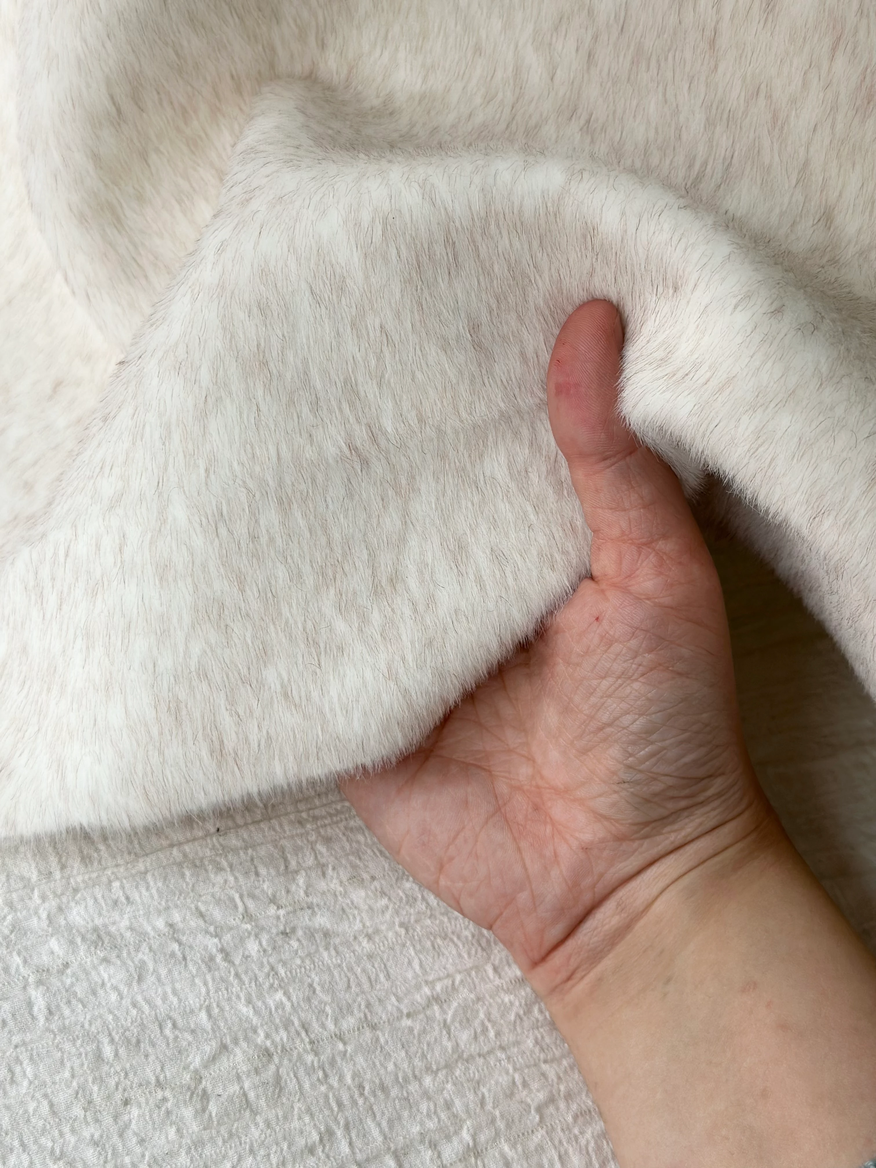 Krem rengi tay tüyü kumaş eni 156cm