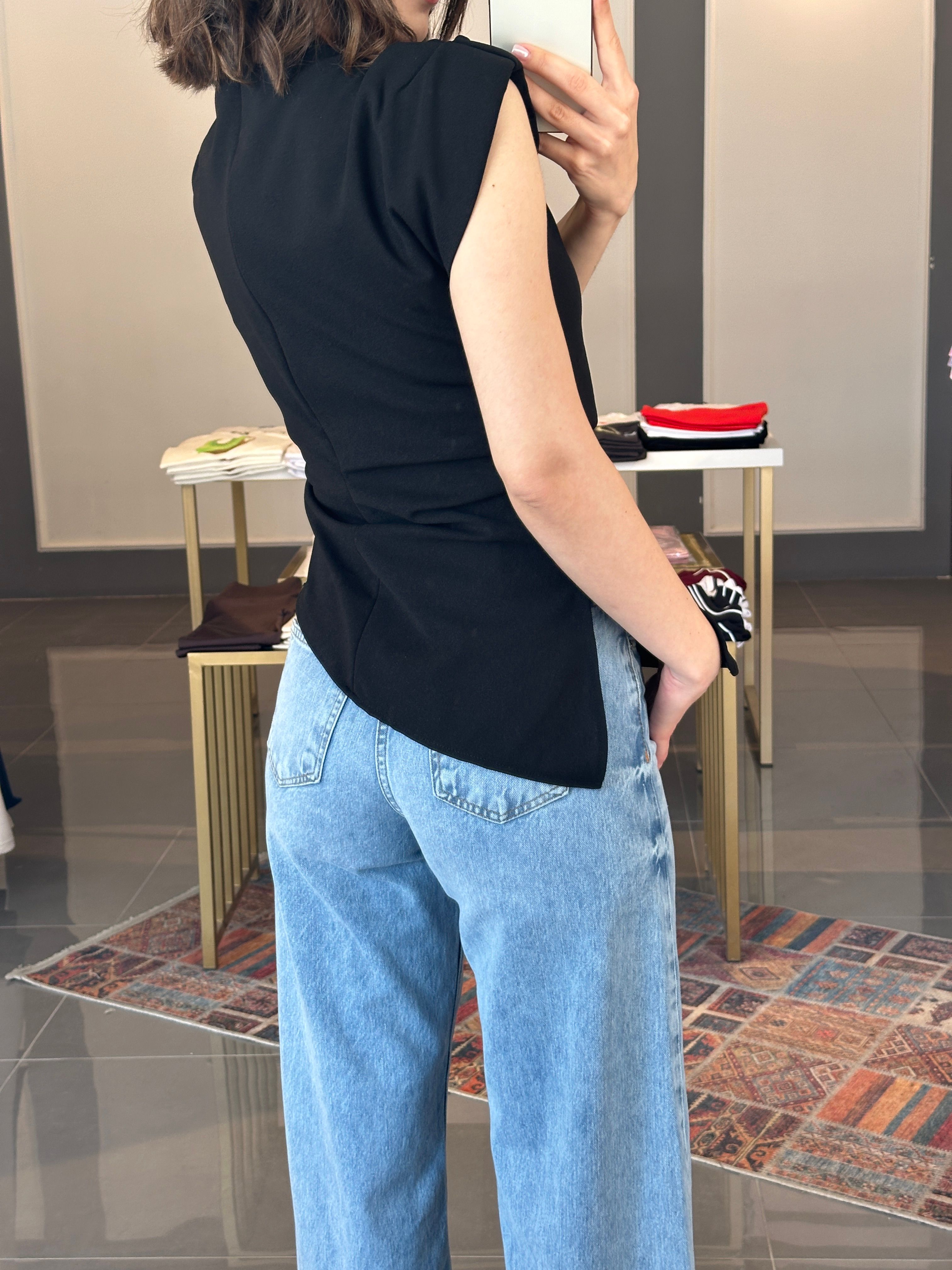 Marka Model Asimetrik Bluz Siyah