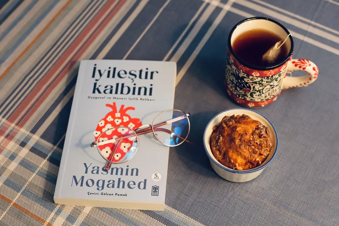 Artı numaralı gözlük camı, hipermetropinin en yaygın düzeltme yöntemidir.