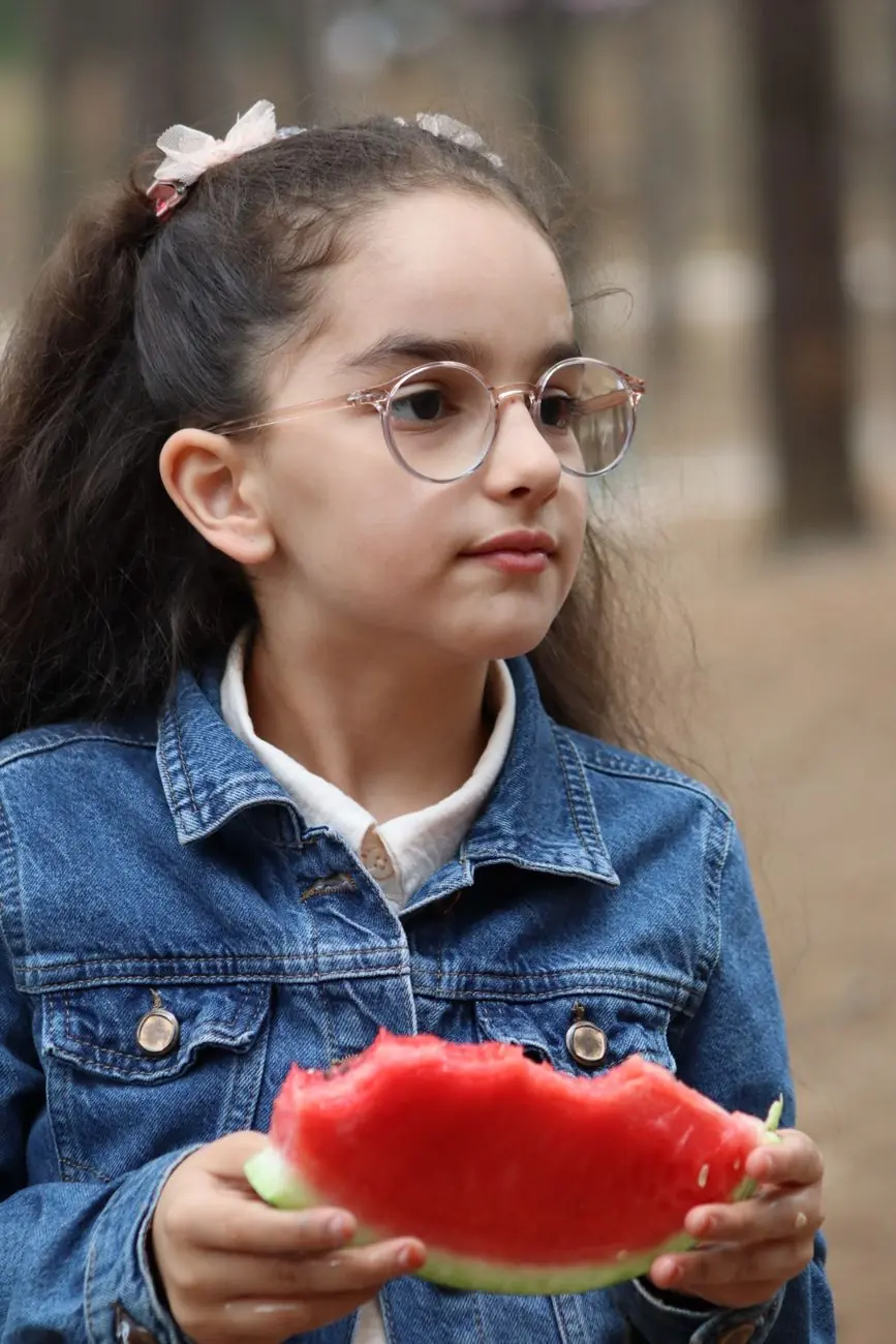Miyopi, uzaktaki nesnelerin bulanık görülmesine neden olan yaygın bir göz kusurudur.