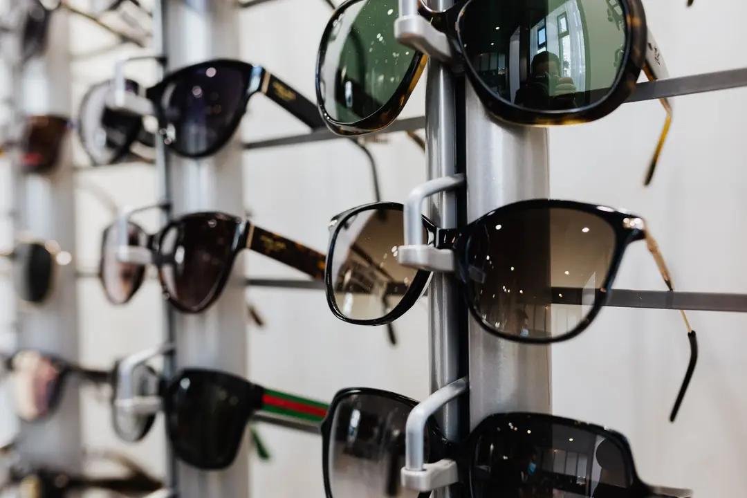 Kepekçi Optik'te UV400 ve polarize seçenekleriyle geniş bir güneş gözlüğü koleksiyonu sizi bekliyor.