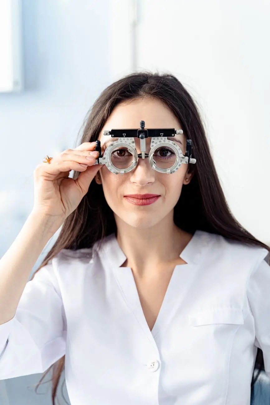 Astigmat, göz doktoru muayenesinde ve optik ölçümlerle net şekilde belirlenir.