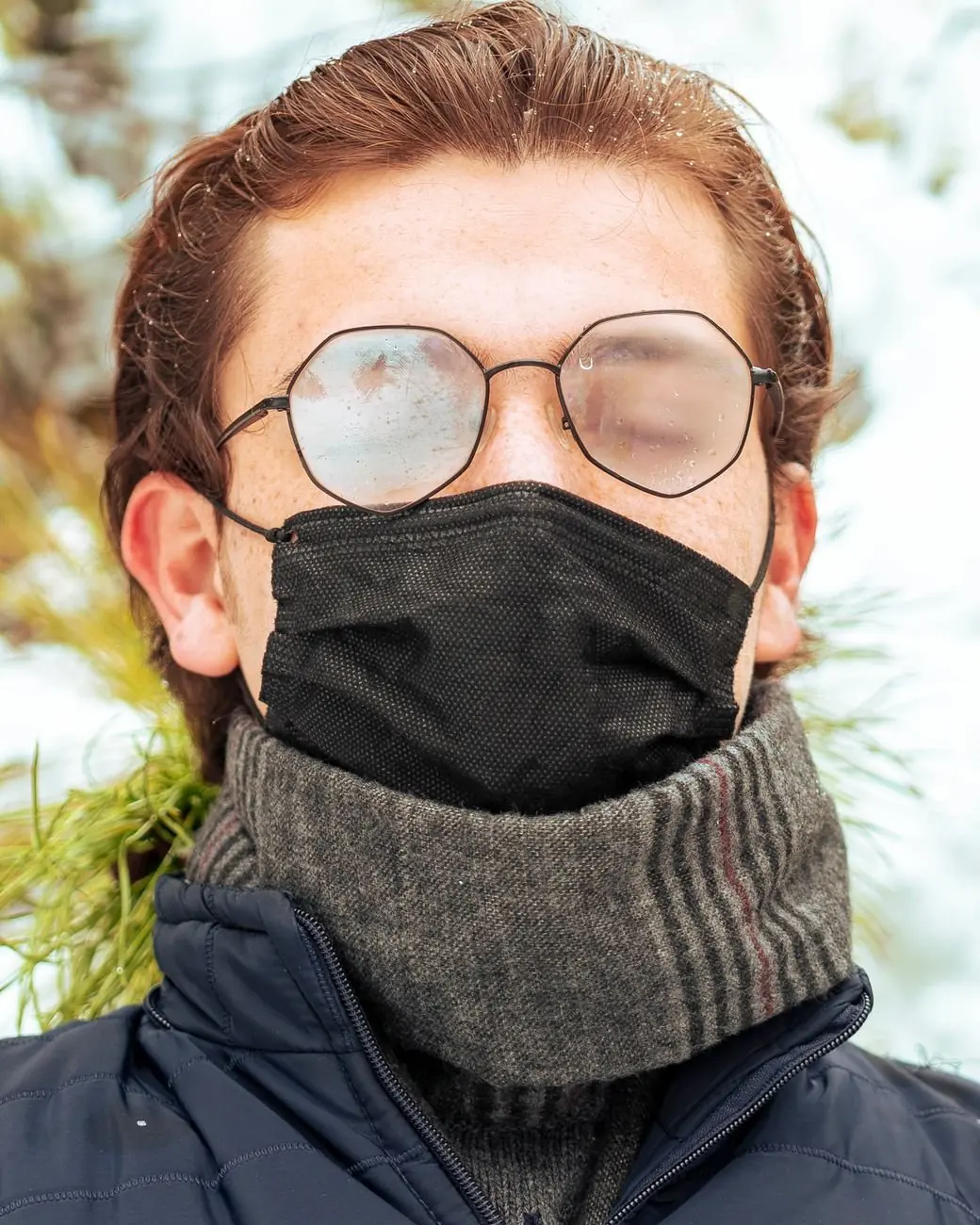 Nefesin yukarı kaçması, özellikle maske kullanırken buğulanmayı belirgin şekilde artırır.