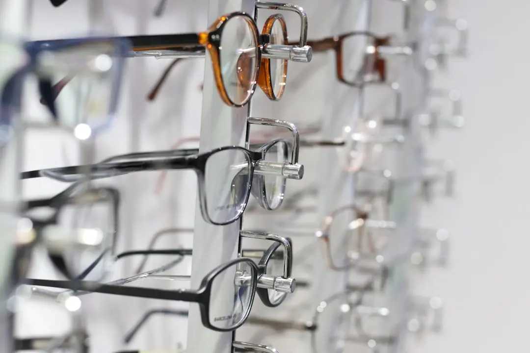Kepekçi Optik'te astigmat camınız doğru eksende hazırlanır, geniş çerçeve seçenekleriyle birleştirilir.