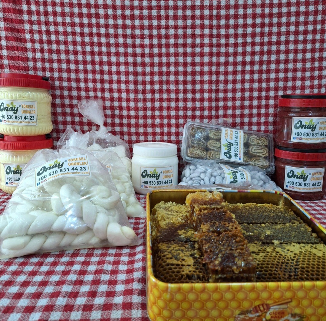 Sonbahar Paketi( 1 kg domates s. 1 kg biber salçası. 1 kg tuzlu yayık ty. 1 kg tuzsuz yayık ty. 1 kg örgü p. 1 kg misket p. 1 kg karışık yöresel p. 1KG tulum p. 1,5 kg karakovan petek balı, 500 gr ballı lokma ,500 gr badem şekeri)