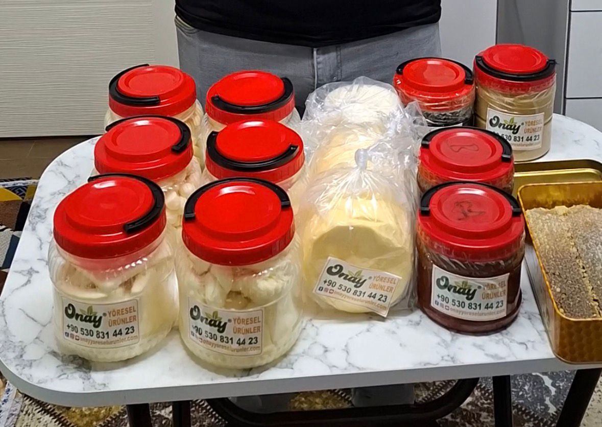 14 ÇEŞİT ÜRÜN PAKETİ 1 kg karakovan balı, 6 çeşit peynir (salamura, lavaş, çubuk, dil, misket, örgü), 1 kg tulum peyniri,2 kg yayık tereyağı (tuzlu+tuzsuz), 2 kg salça (domates+biber), 1 kg tahin, 1 kg pekmez