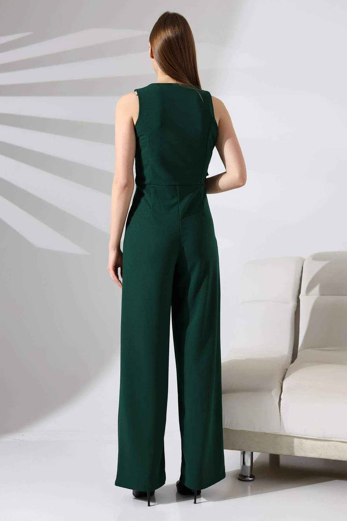 Kadın Kolsuz Kruvaze Yaka Düğme Detaylı Tulum – Modern ve Şık Tasarım - zümrüt yeşili