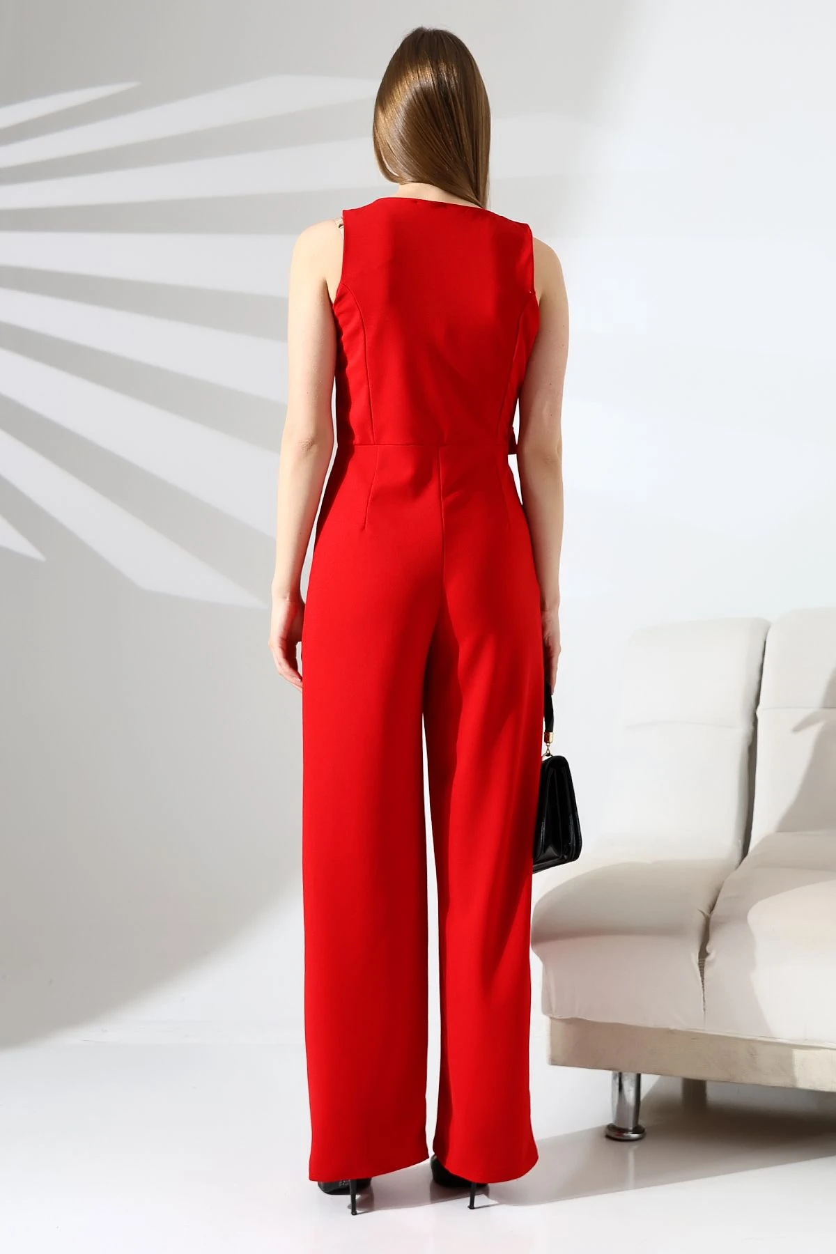 Kadın Kolsuz Kruvaze Yaka Düğme Detaylı Tulum – Modern ve Şık Tasarım - Kırmızı