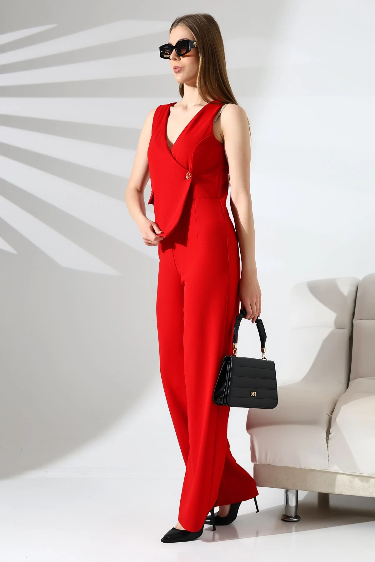 Kadın Kolsuz Kruvaze Yaka Düğme Detaylı Tulum – Modern ve Şık Tasarım - Kırmızı