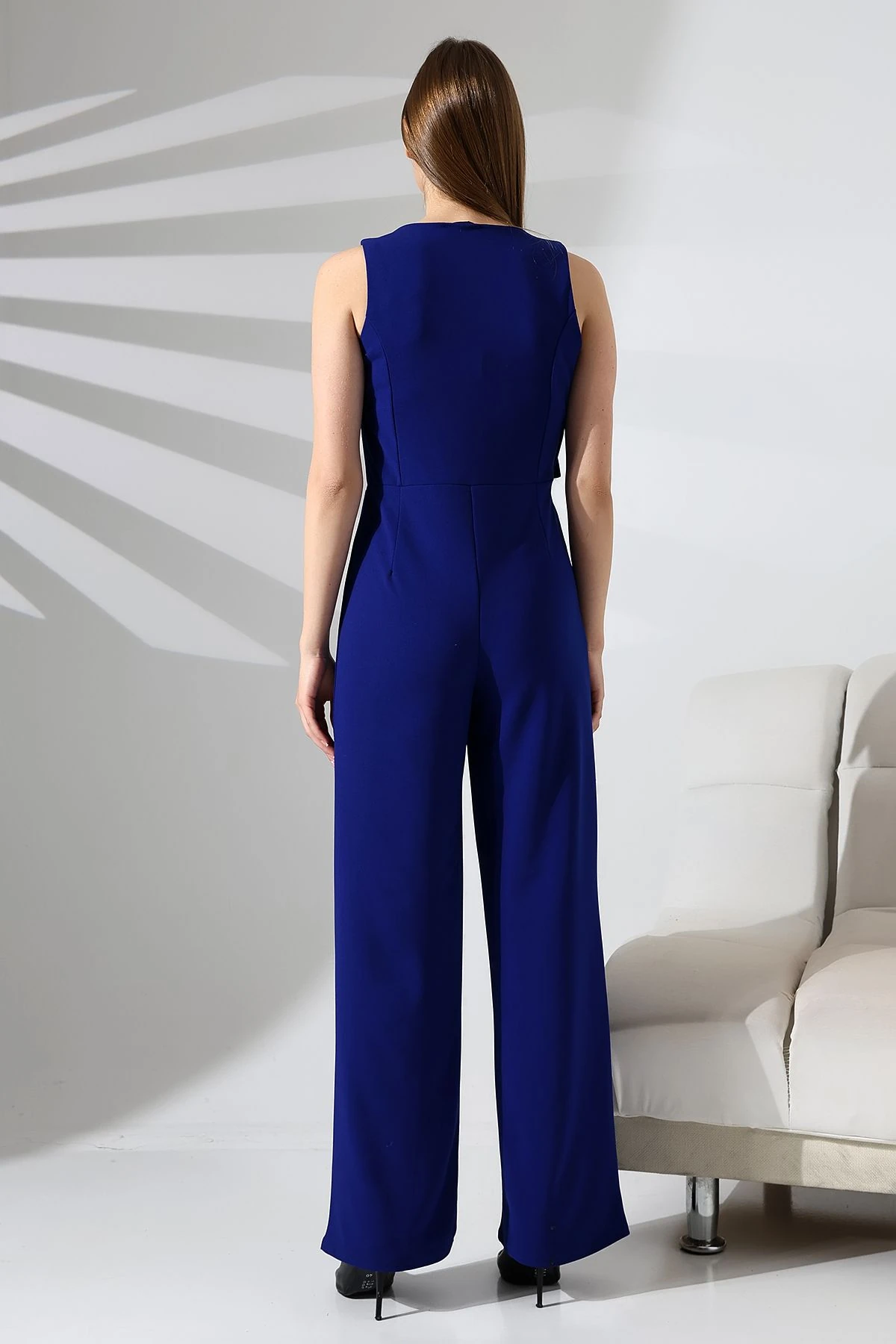 Kadın Kolsuz Kruvaze Yaka Düğme Detaylı Tulum – Modern ve Şık Tasarım - saks mavisi